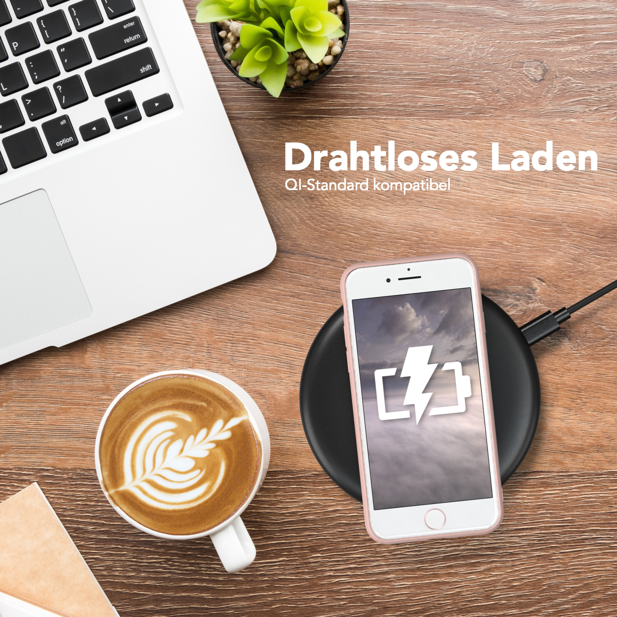 Telefon auf kabellosem Ladegerät neben einem Laptop und einem Latte. Text auf Deutsch: Kabelloses Laden.