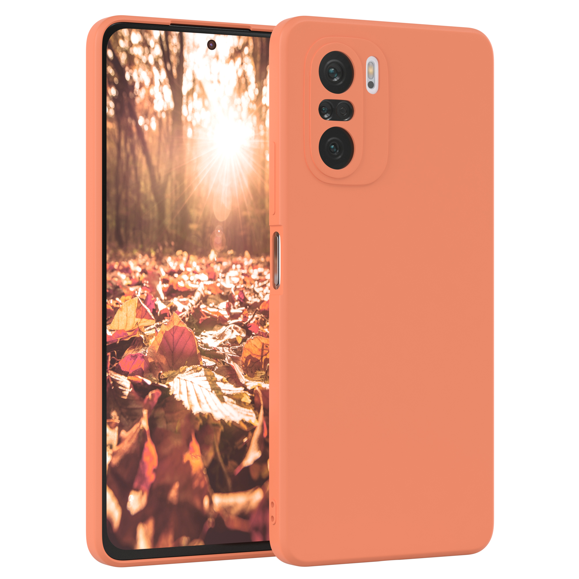 Oranges Telefon in orangefarbener Hülle, Herbstlaub im Hintergrund.