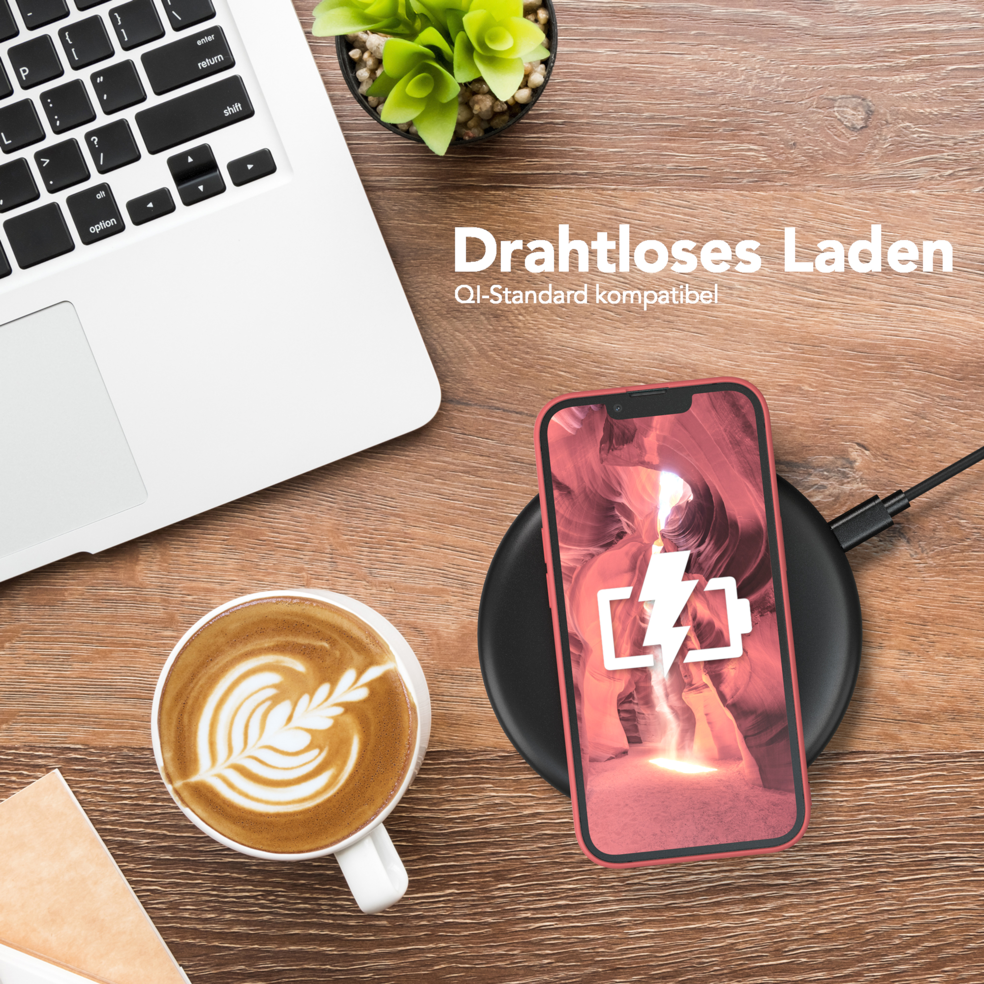 Telefon auf Ladestation neben Kaffeetasse und Laptop. Rote Handyhülle.