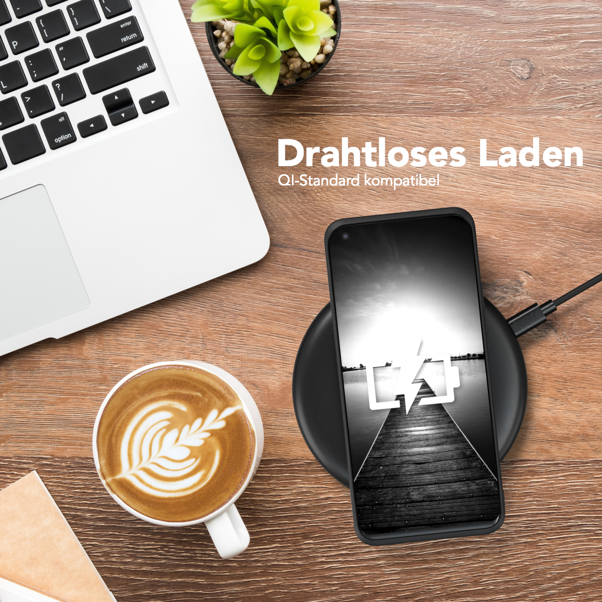 Telefon auf kabellosem Ladegerät, mit Laptop und Kaffeetasse auf Holztisch.