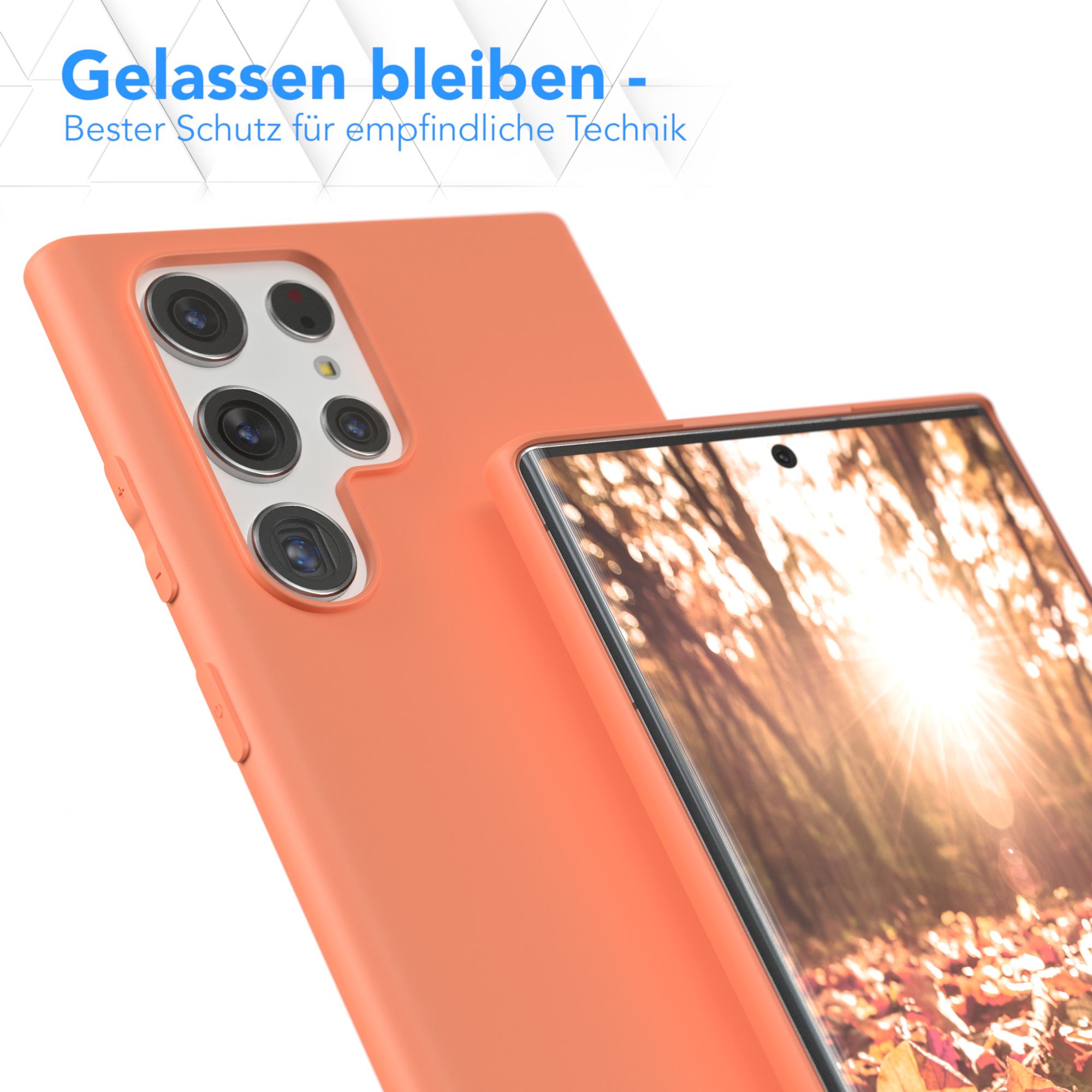 Eine orangefarbene Handyhülle neben einem Telefon, das eine Waldszene zeigt. Der Hintergrund ist verschwommen.