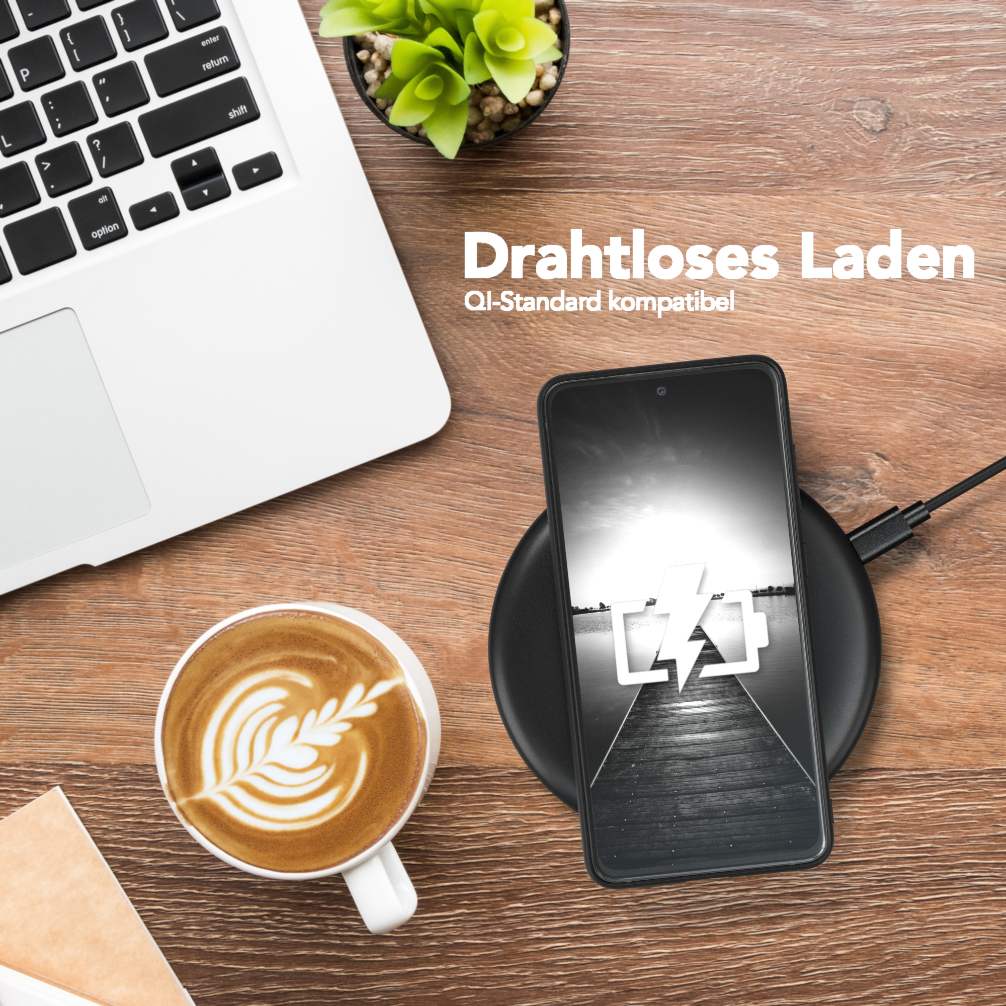 Ein Telefon auf einem kabellosen Ladegerät neben einem Laptop und einer Kaffeetasse. Holztisch.