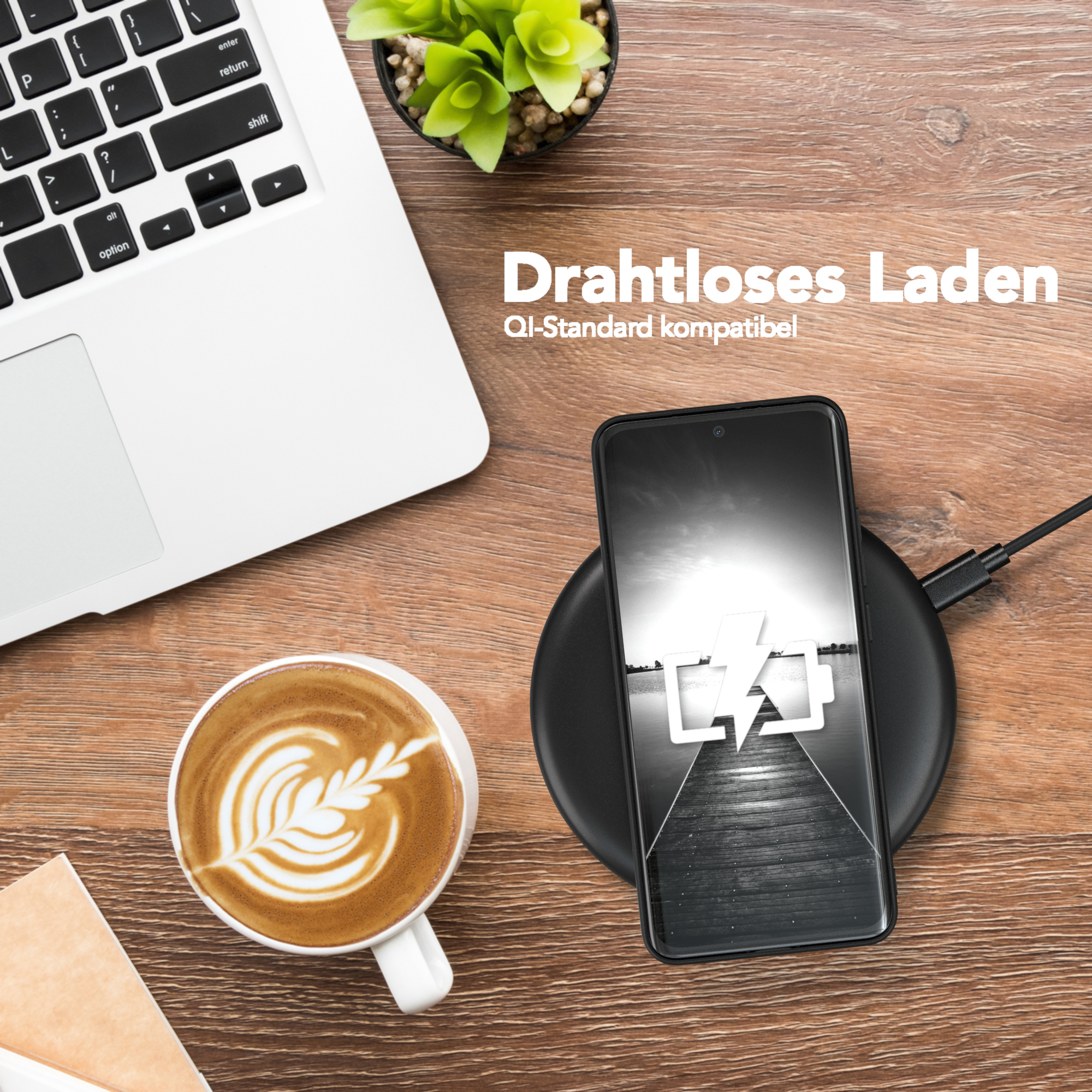 Laptop, Kaffee, Telefon und kabelloses Ladegerät auf dem Schreibtisch. Das Telefon lädt.