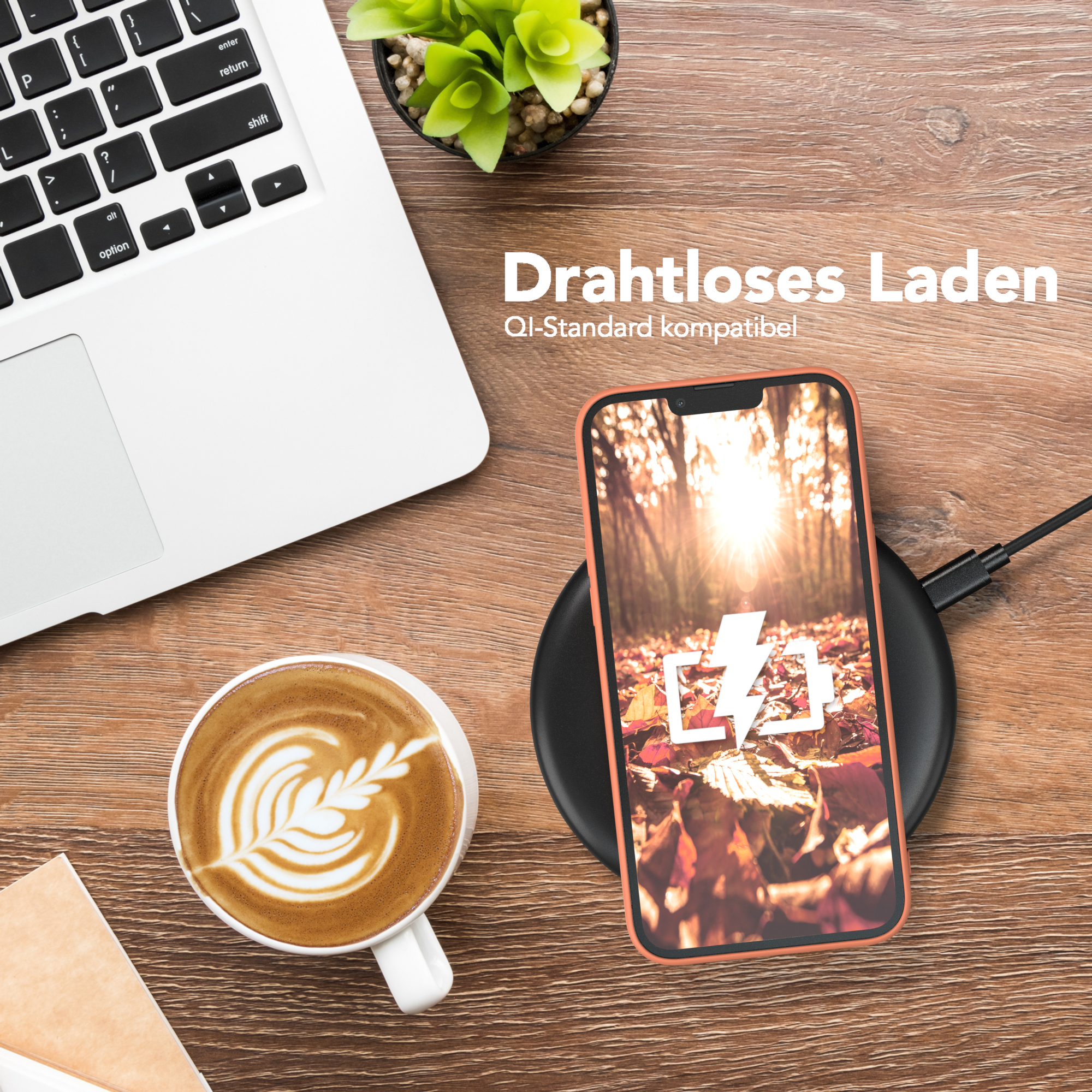 Telefon auf kabellosem Ladegerät, eine Tasse Kaffee und ein Laptop auf Holztisch. Laden.