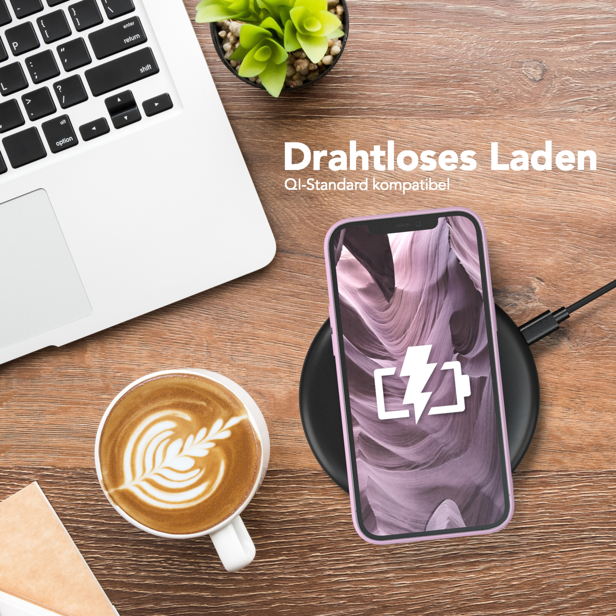 Telefon auf kabellosem Ladegerät, eine Tasse Kaffee und ein Laptop auf Holztisch. Laden.
