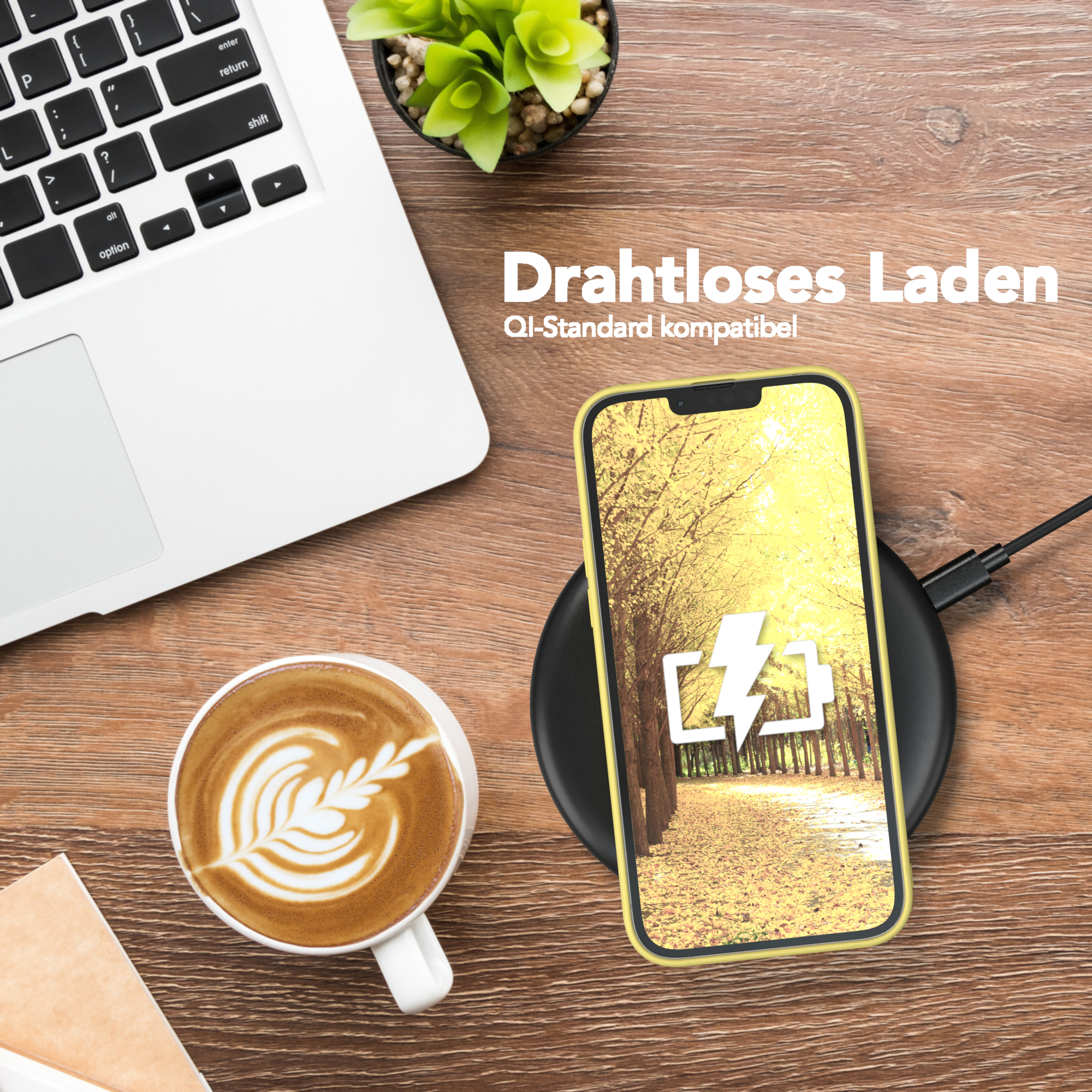 Ein Telefon wird drahtlos geladen. Laptop und Kaffeetasse auf einem Holztisch.