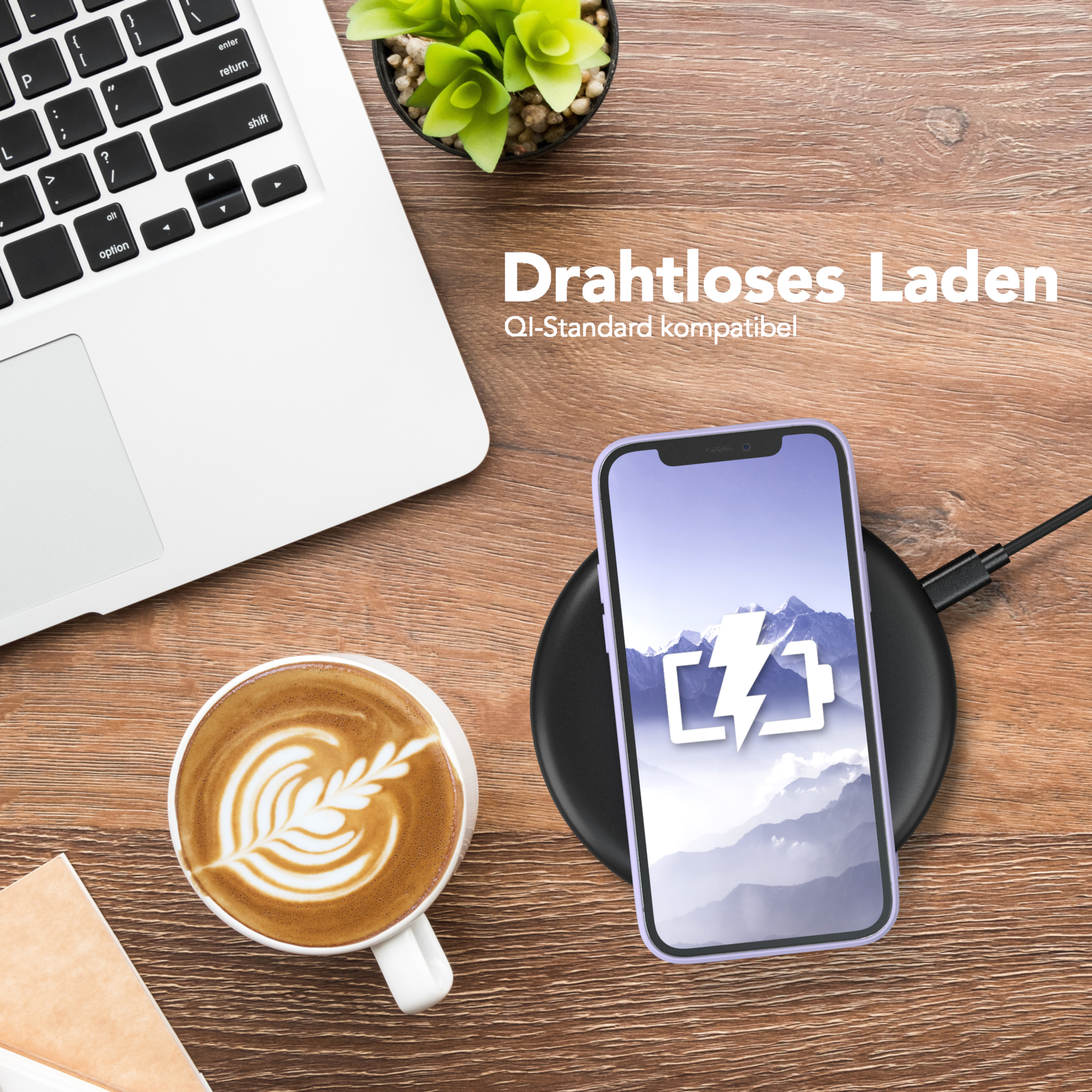 Ein Telefon, das auf einem kabellosen Ladegerät aufgeladen wird, Laptop, Kaffeetasse.