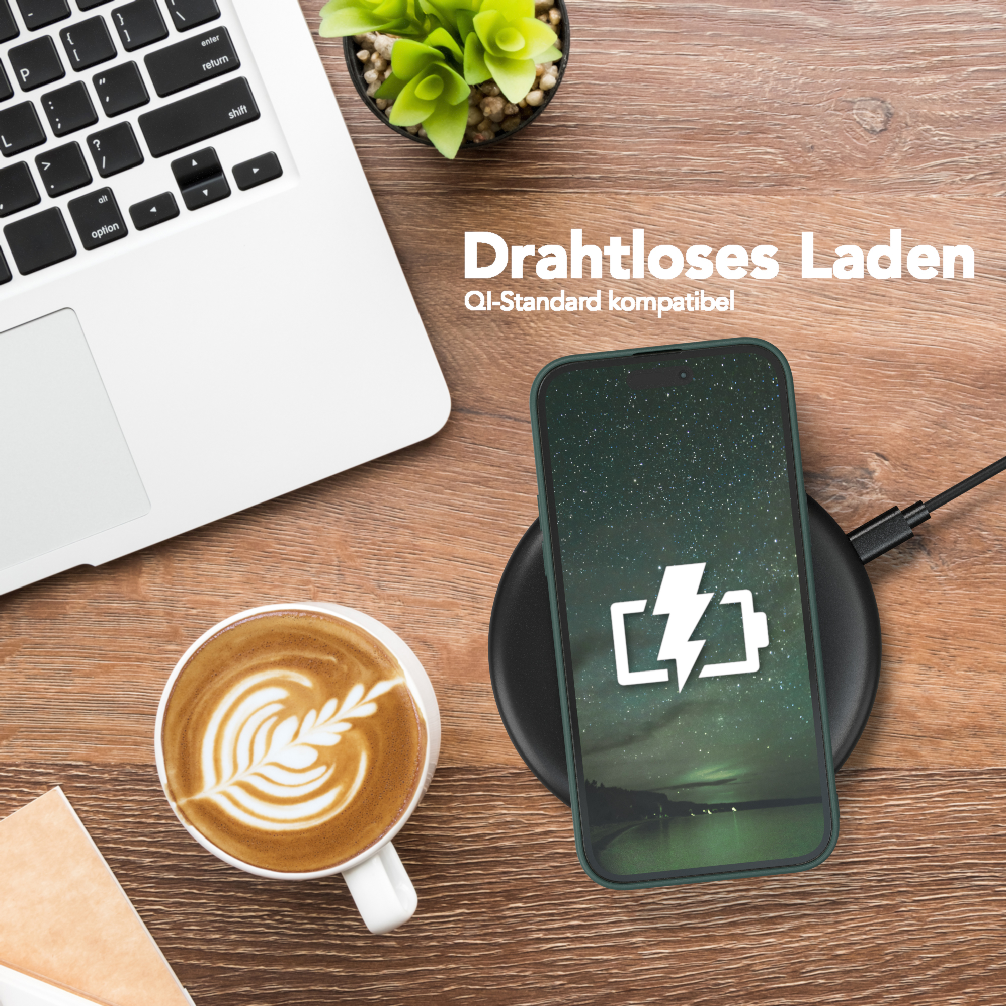 Laptop, Kaffee mit Latte Art und ein Telefon, das auf einem kabellosen Ladegerät lädt.