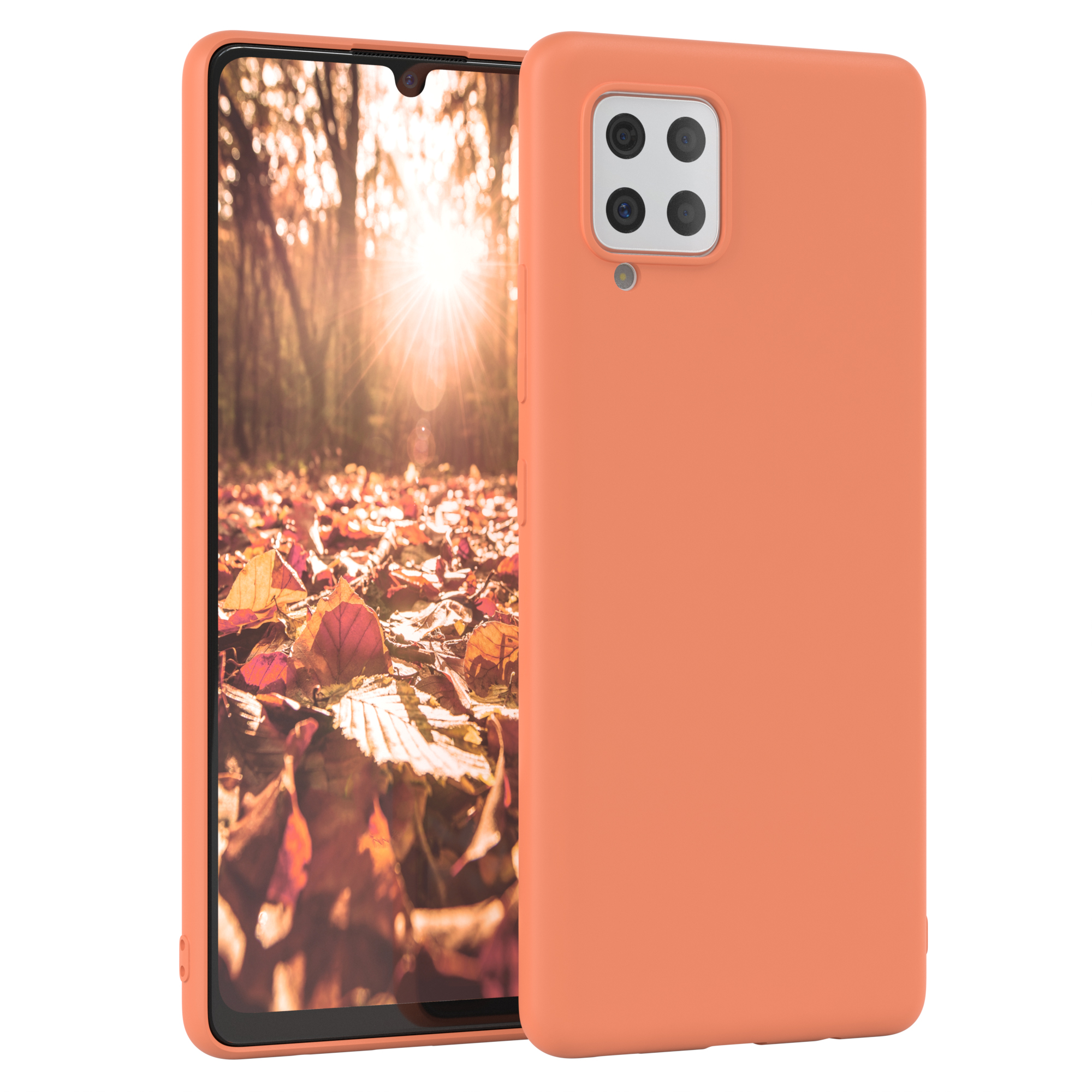 Orangefarbene Handyhülle, die die Rückseite eines Telefons mit vier Kameras zeigt. Herbstszene im Hintergrund.