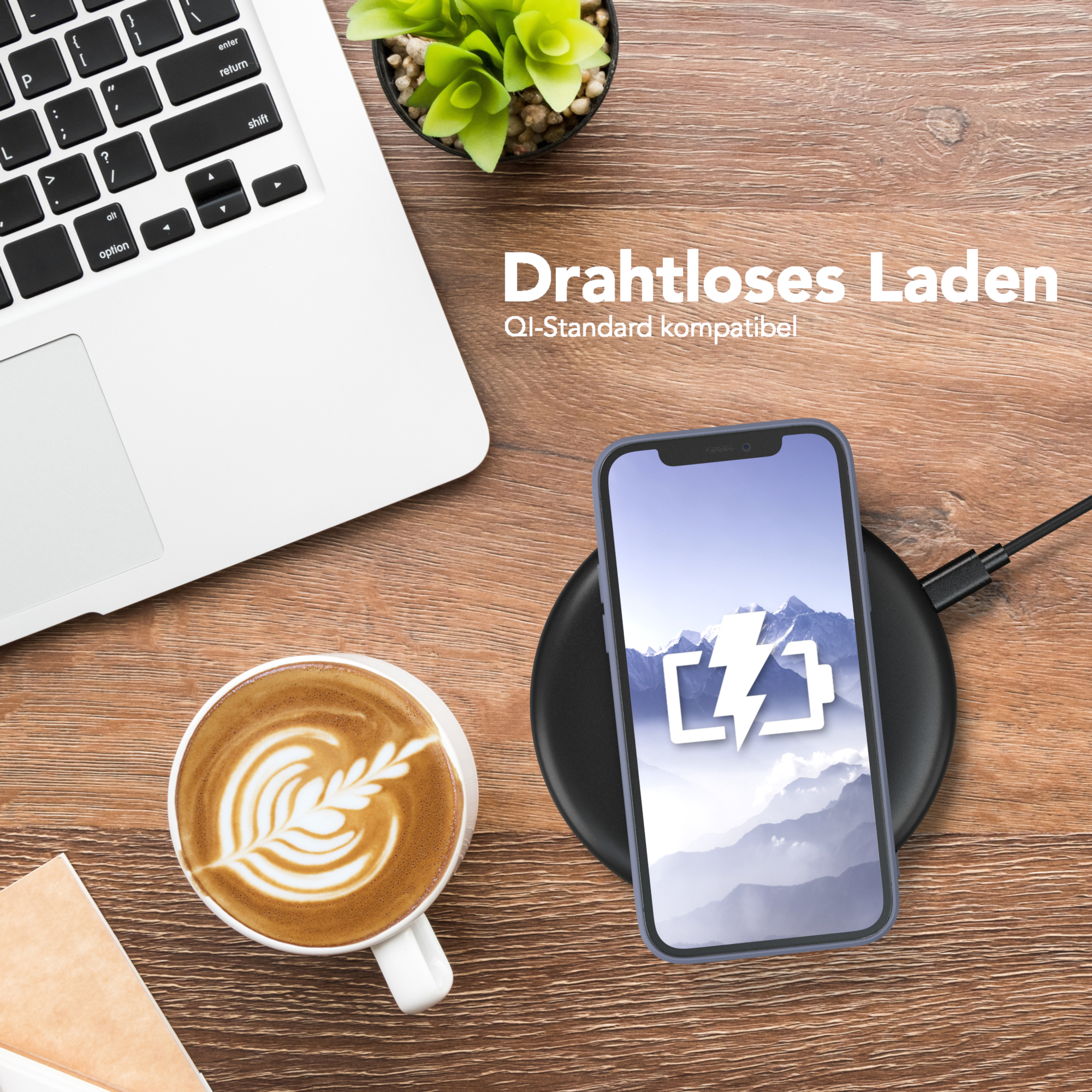 Telefon auf kabellosem Ladegerät, Laptop und Kaffeetasse auf Holzoberfläche.