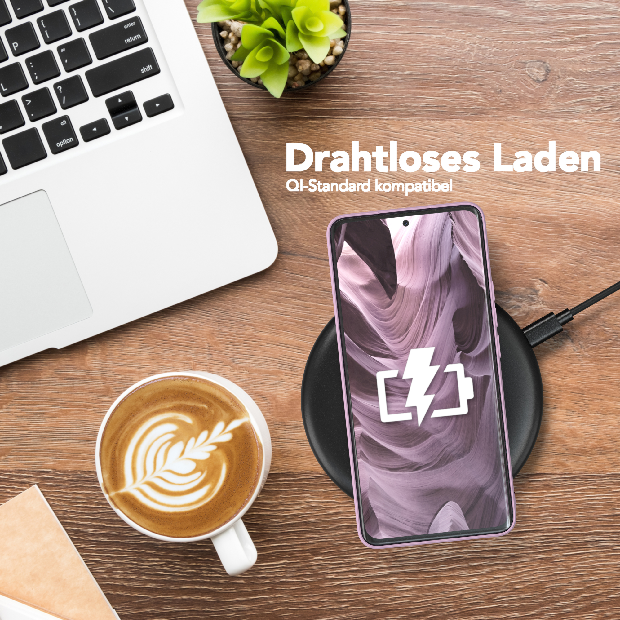 Ein Telefon, das auf einem kabellosen Ladegerät geladen wird, neben einer Tasse Kaffee und einem Laptop.