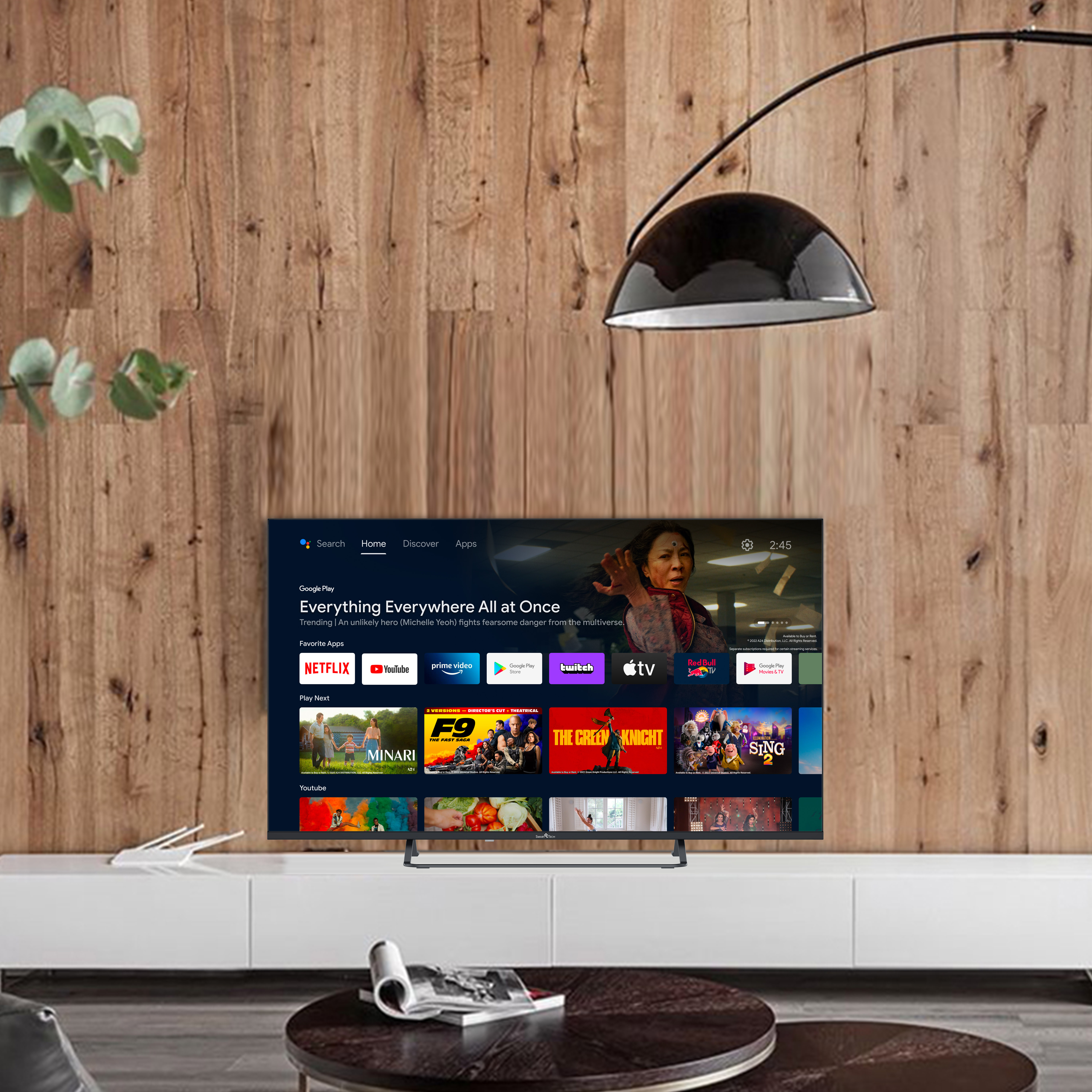 TV con una escena de película. Una pared de madera y un mueble blanco en el fondo.