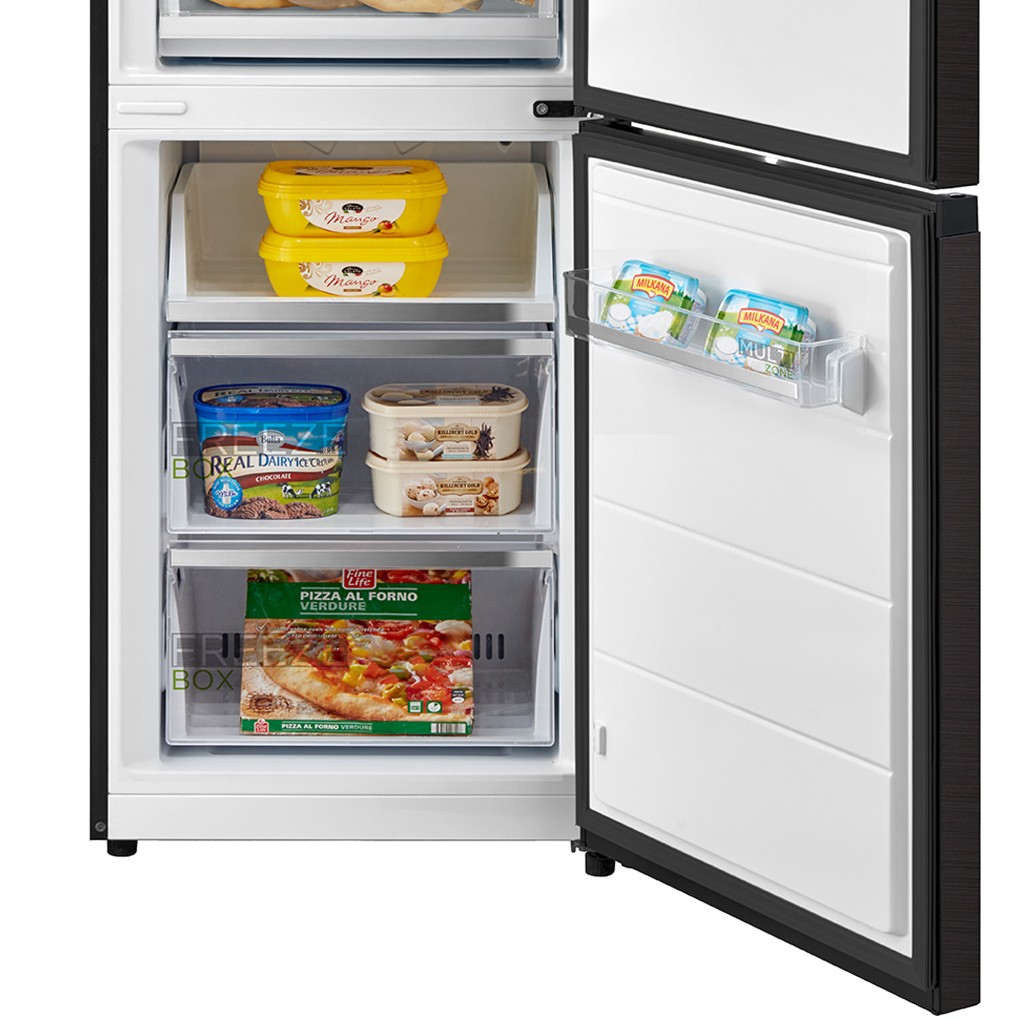 Offener Kühlschrank mit Lebensmitteln. Zwei gelbe Behälter, Tiefkühlpizza und Milchprodukte.