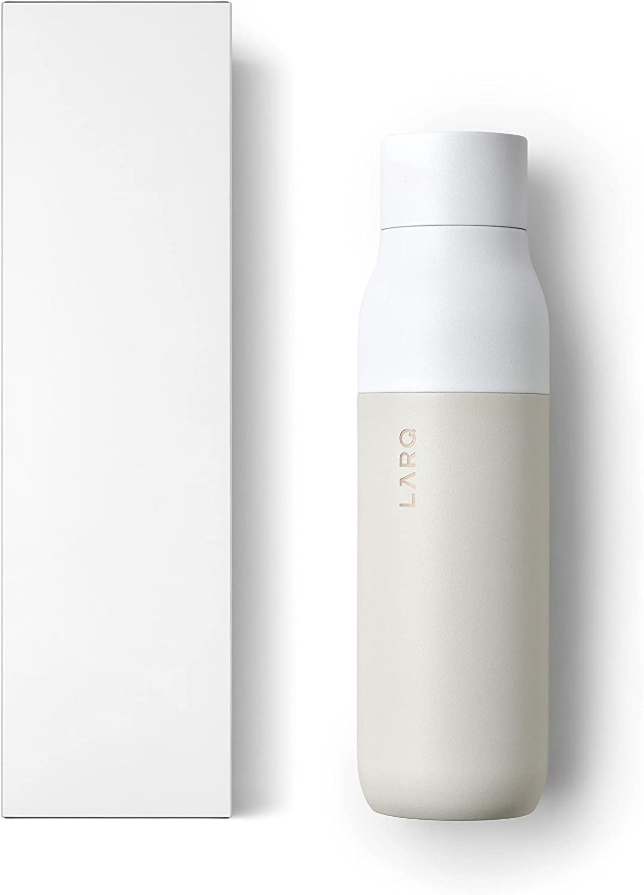 Weiße und beige Wasserflasche mit einer weißen Box links. Die Flasche trägt das Logo "LARQ".