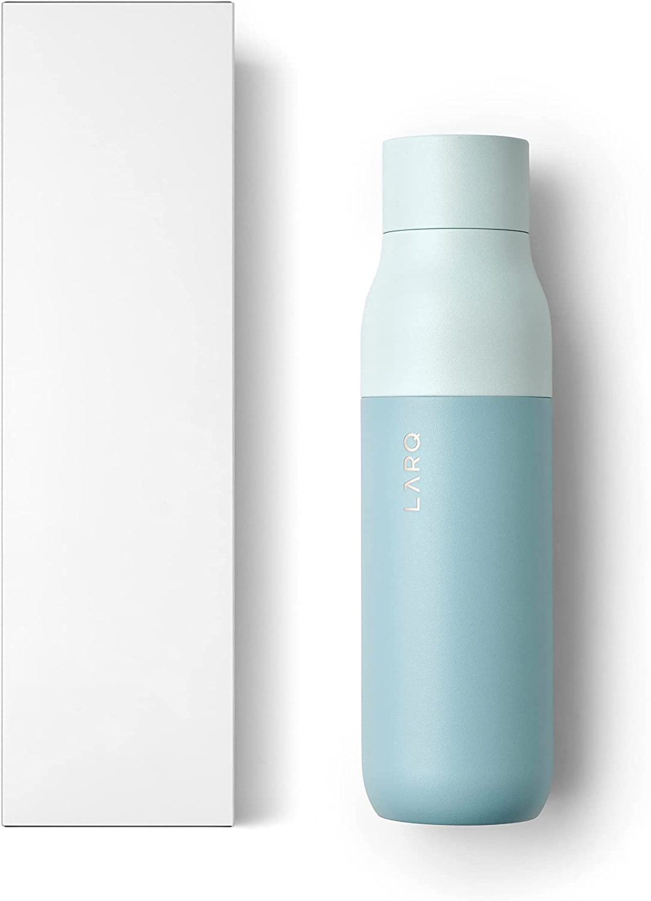 Eine blau-weiße Wasserflasche mit einer weißen Box links. Das Wort LARQ ist auf die Flasche gedruckt.