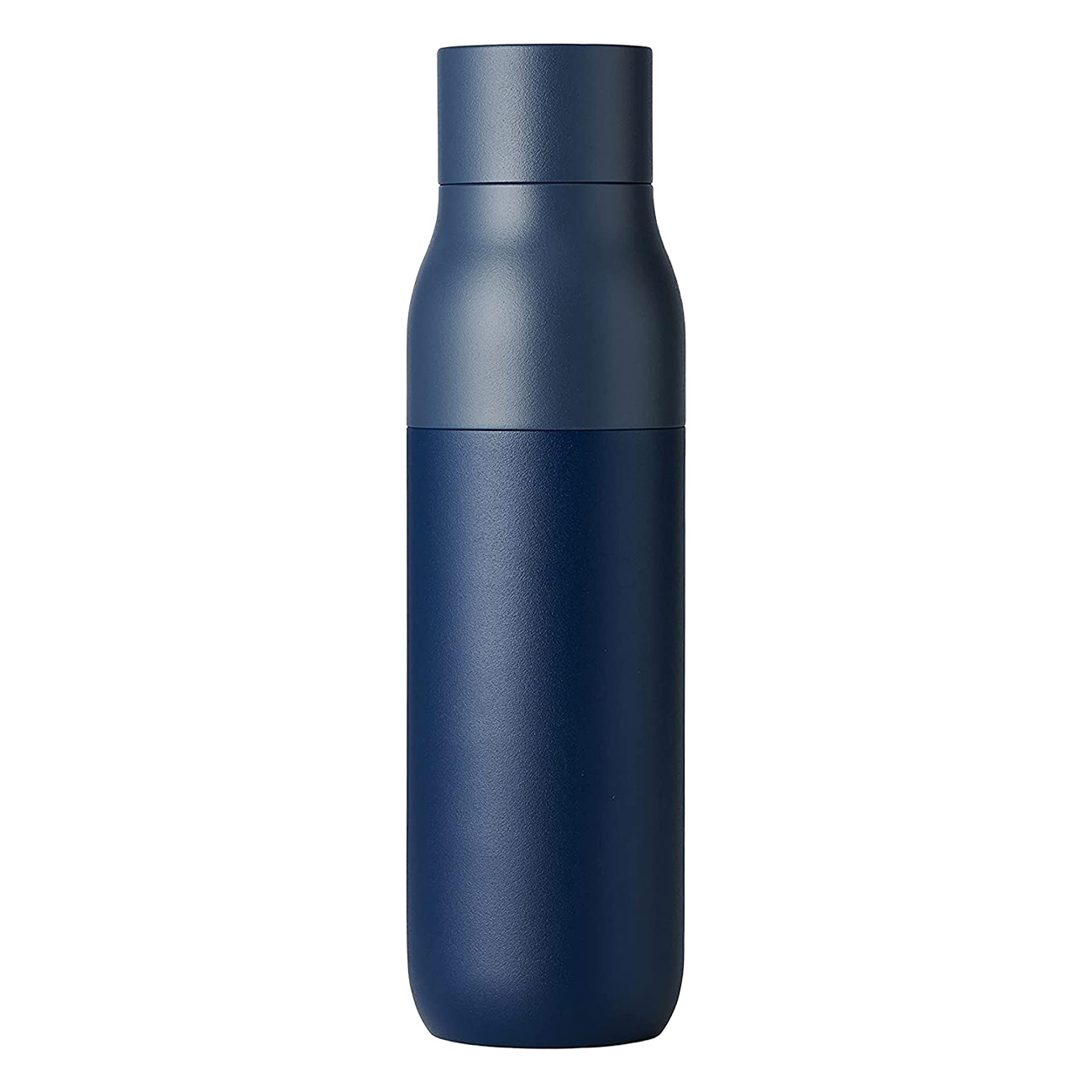 Eine hohe, dunkelblaue Wasserflasche mit einem kleineren, dunkleren blauen Deckel vor weißem Hintergrund.