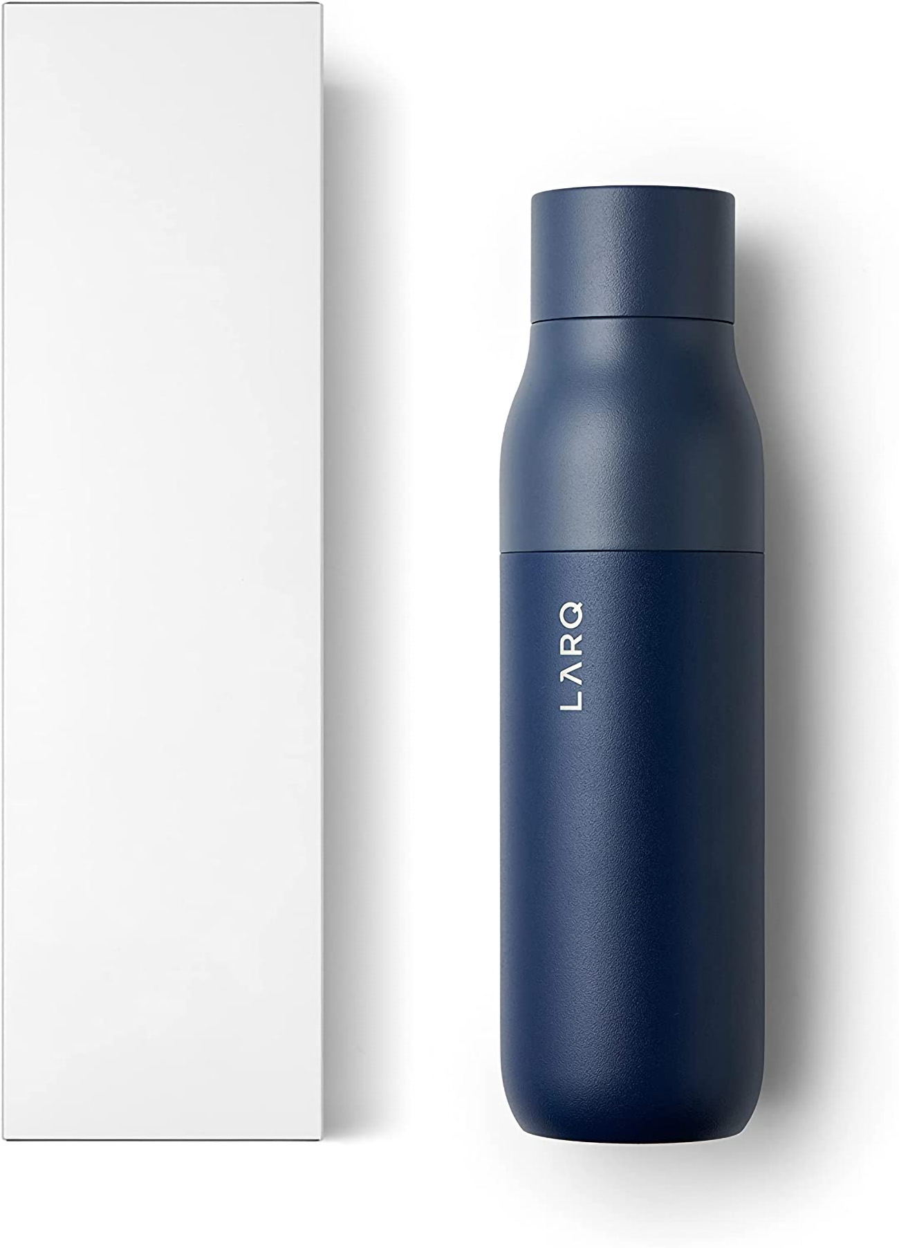 Marineblaue Wasserflasche mit weißer Box links. LARQ-Logo in Weiß auf der Flasche.