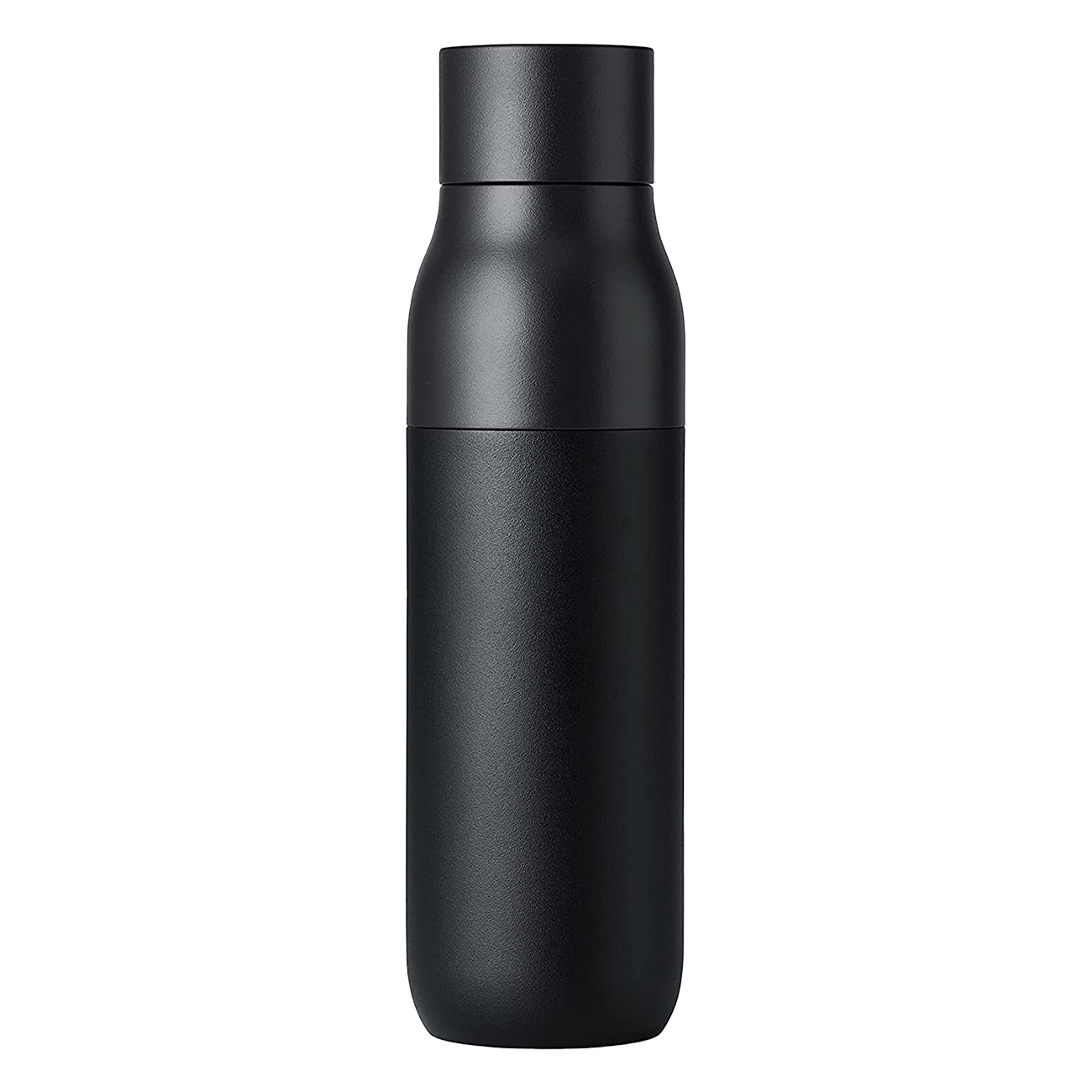Eine schwarze Wasserflasche wird gezeigt, wobei das Design und die Form vor weißem Hintergrund hervorgehoben werden.