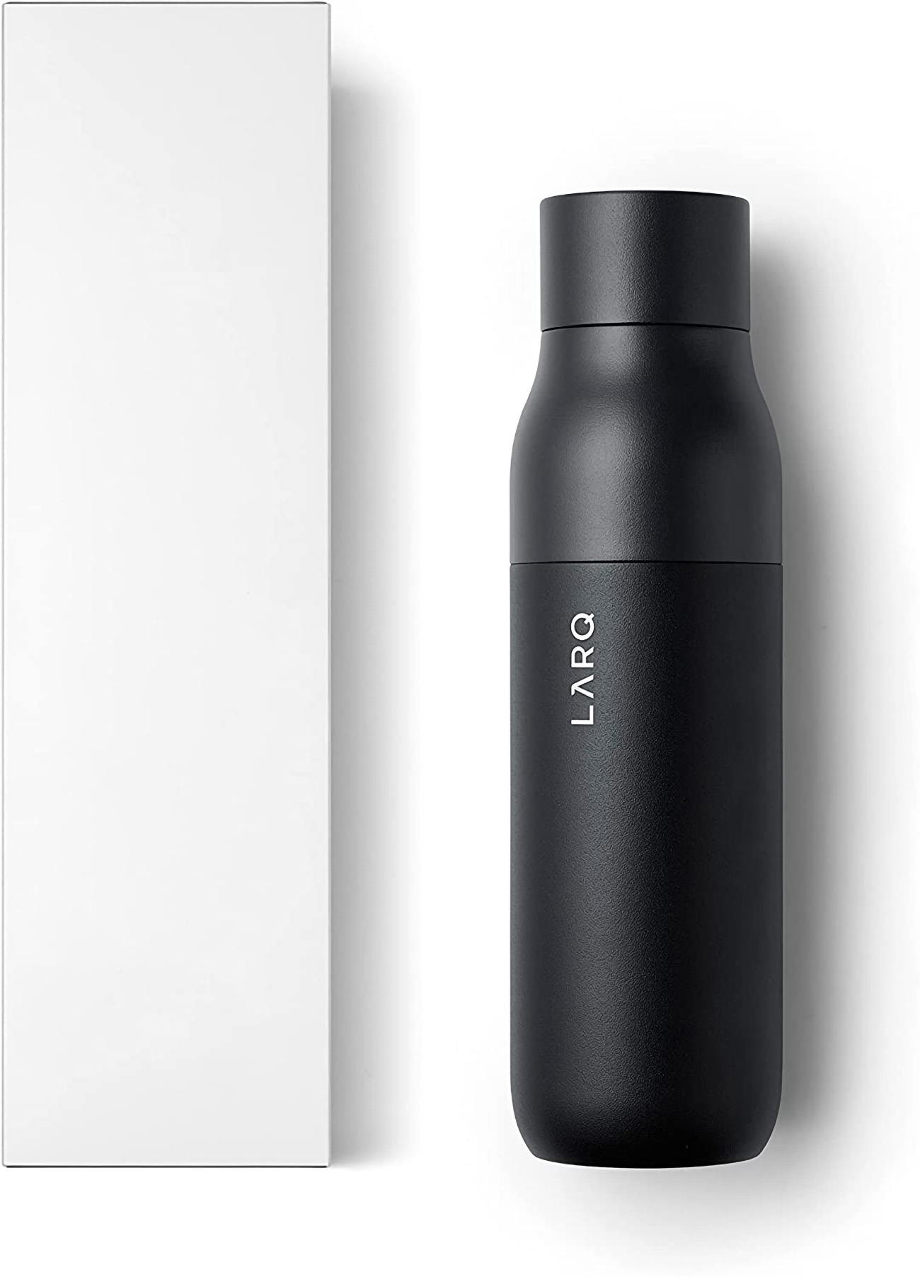 Schwarze Wasserflasche und weiße Box auf weißer Oberfläche. Die Flasche hat das Wort LARQ darauf.