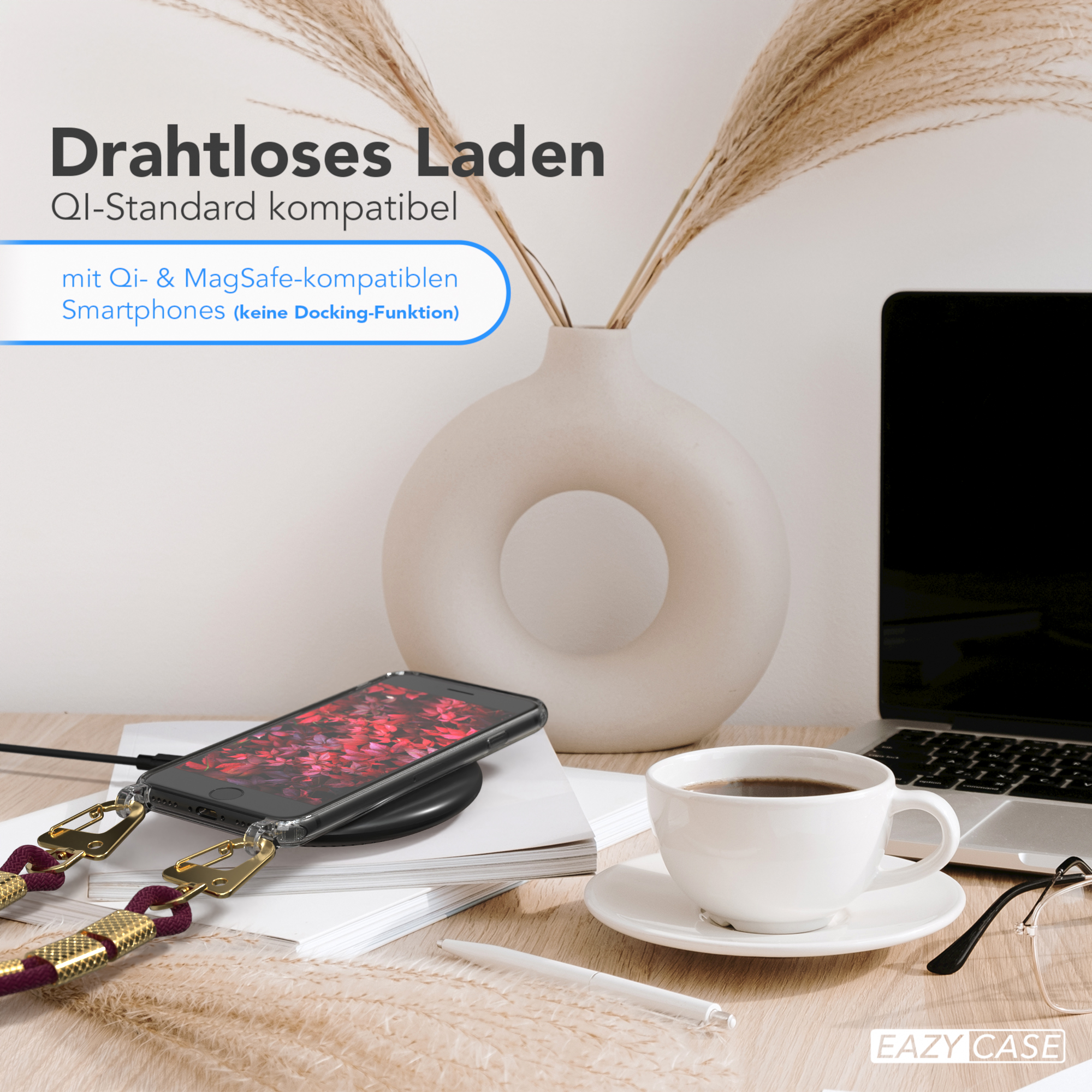 Telefon auf einem Ladepad mit Kaffee und anderen Gegenständen auf einem Tisch. Text-Overlay auf Deutsch.