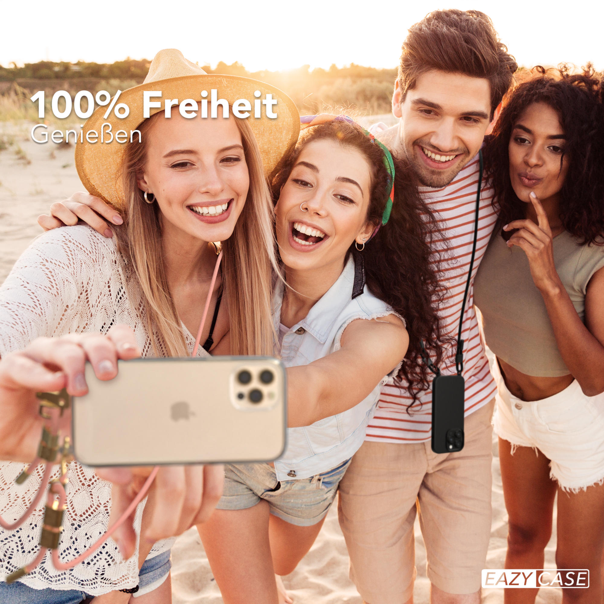 Eine Gruppe von Freunden am Strand, die ein Selfie mit einem Telefon mit Riemen machen.