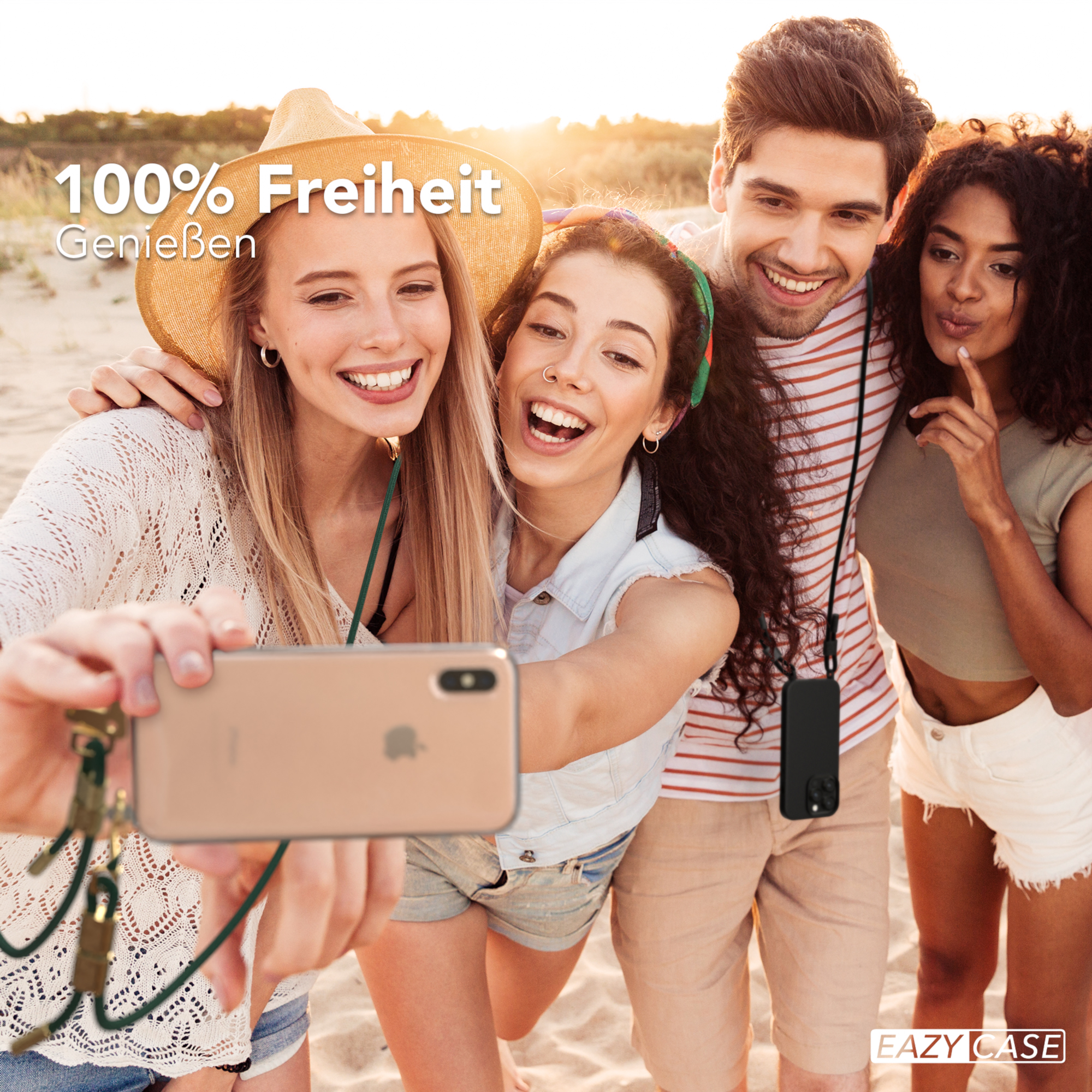 Gruppe von vier Personen, die ein Selfie mit einem Telefon mit grünem Riemen am Strand machen.