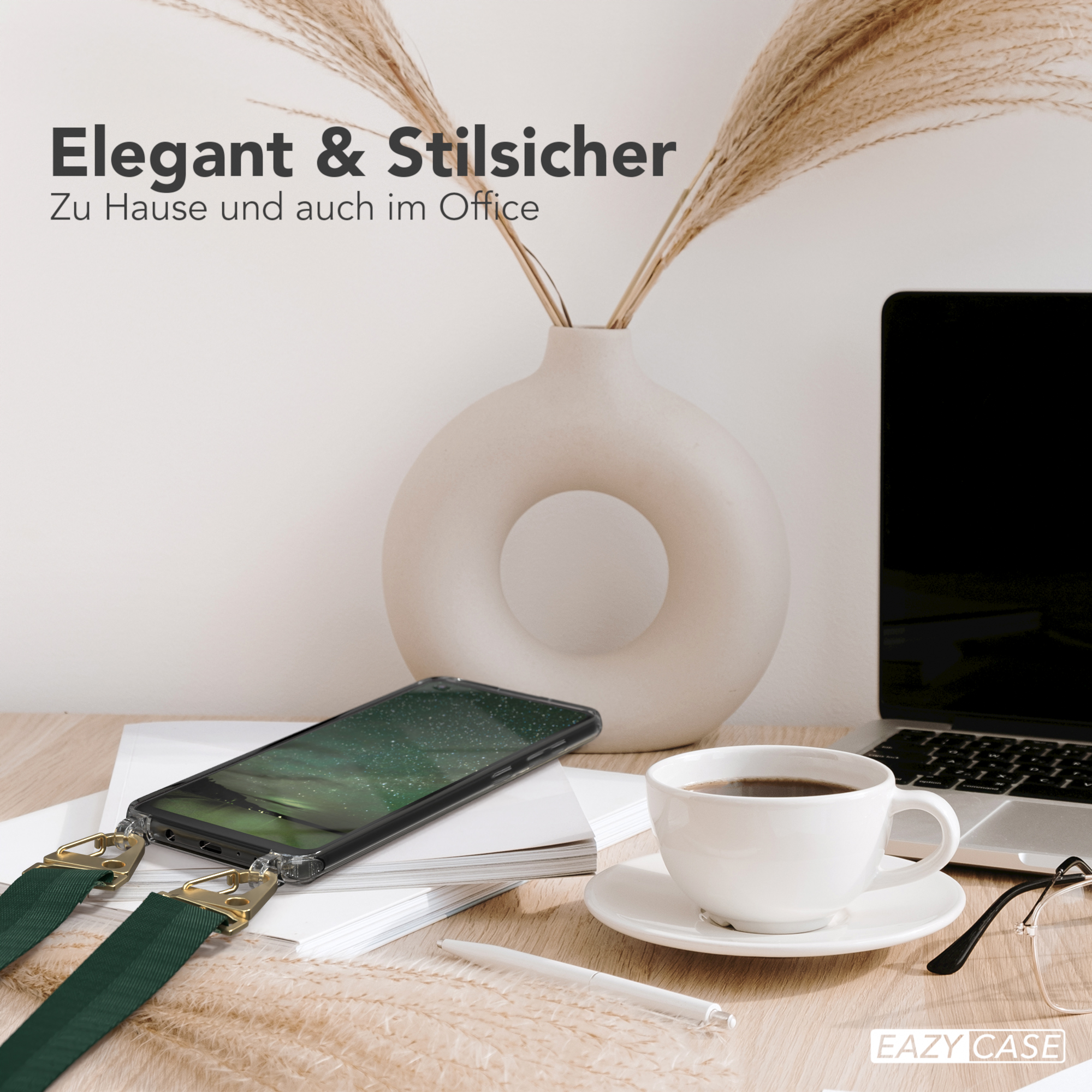 Telefon mit grünem Kabel, auf einem Schreibtisch mit Kaffeetasse, Vase und Laptop.