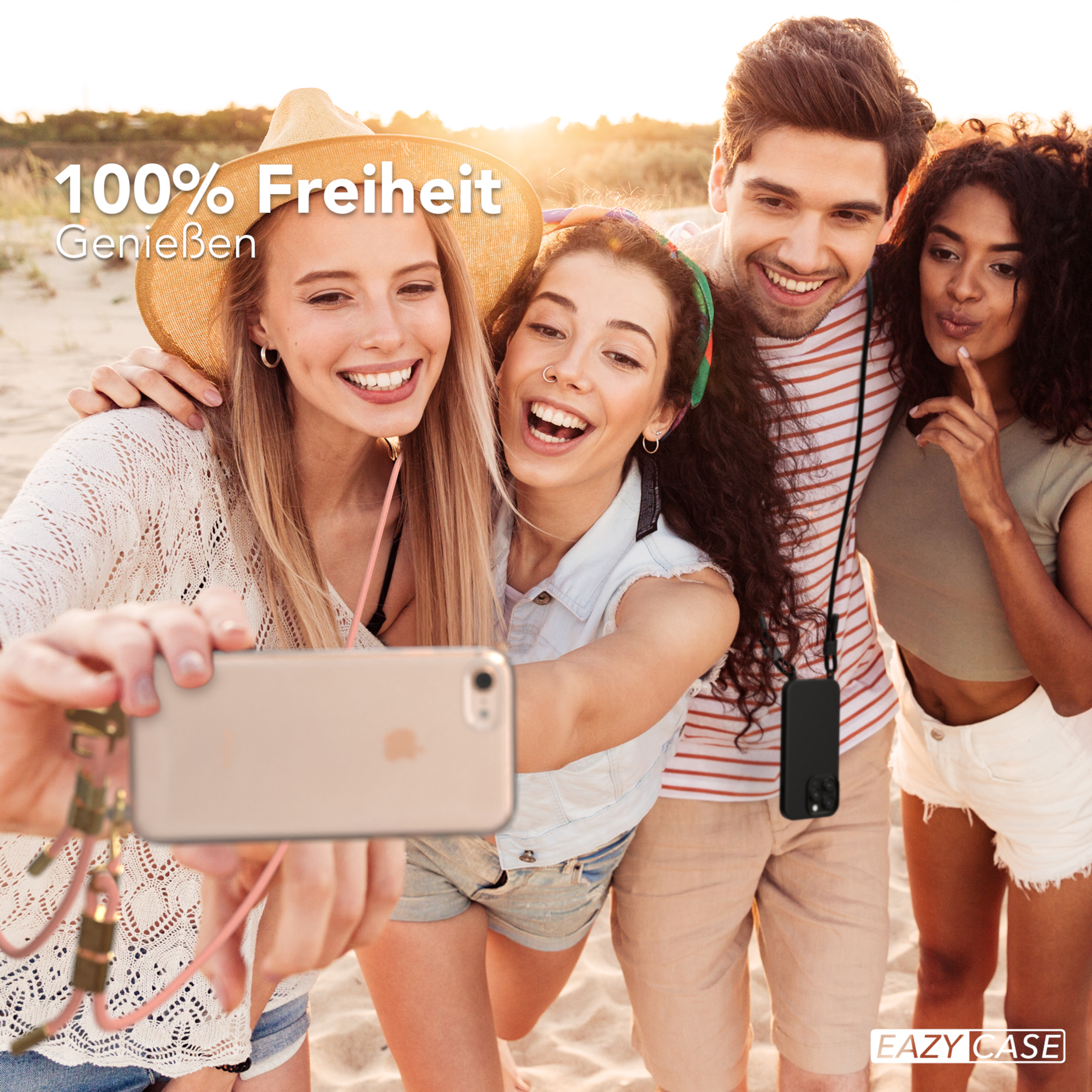 Vier Personen machen ein Selfie am Strand, lächeln, halten ein Telefon mit Halsband, sonniger Hintergrund.