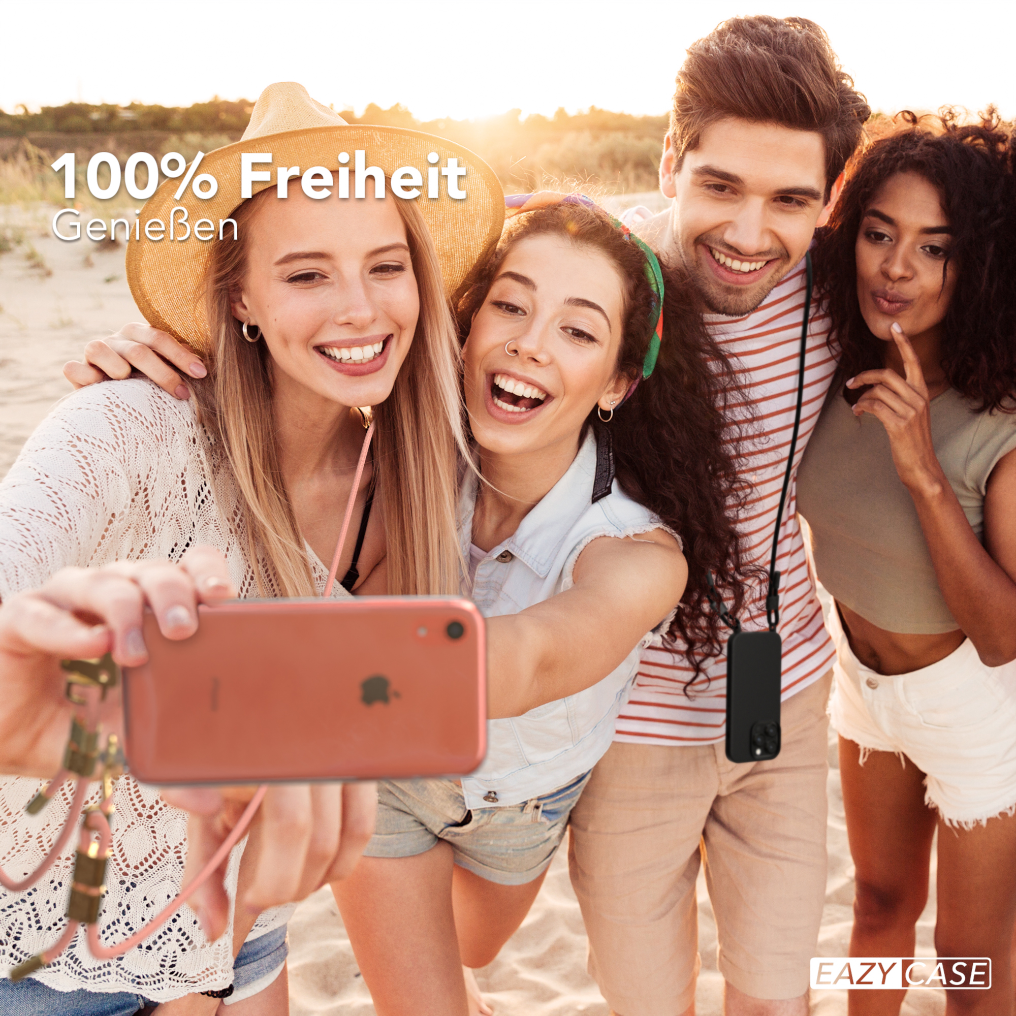 Vierköpfige Gruppe lächelt, macht Selfie mit einem Telefon am Strand.
