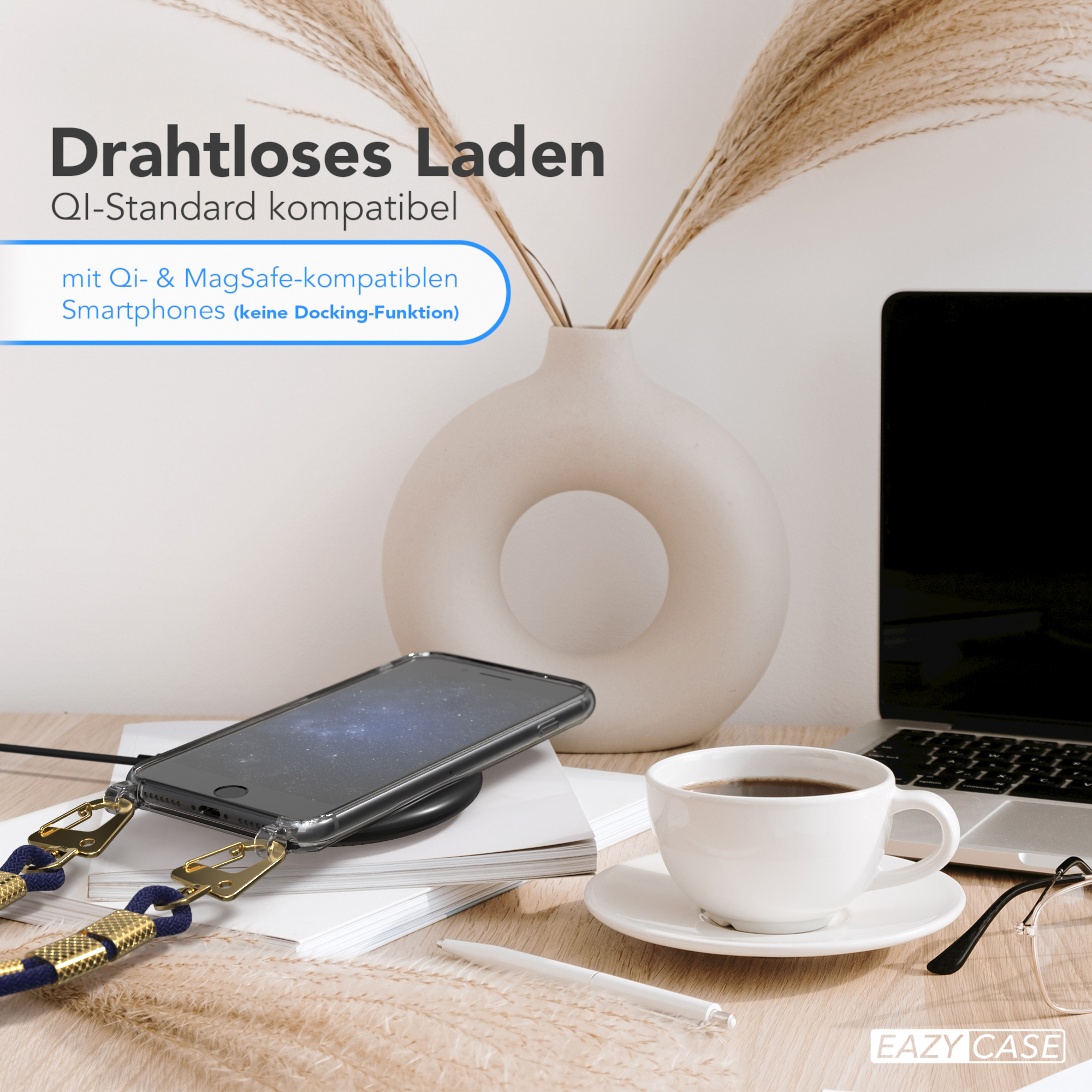 Telefon mit Riemen auf Ladepad, Kaffee und Laptop auf einem Schreibtisch mit Textüberlagerung.