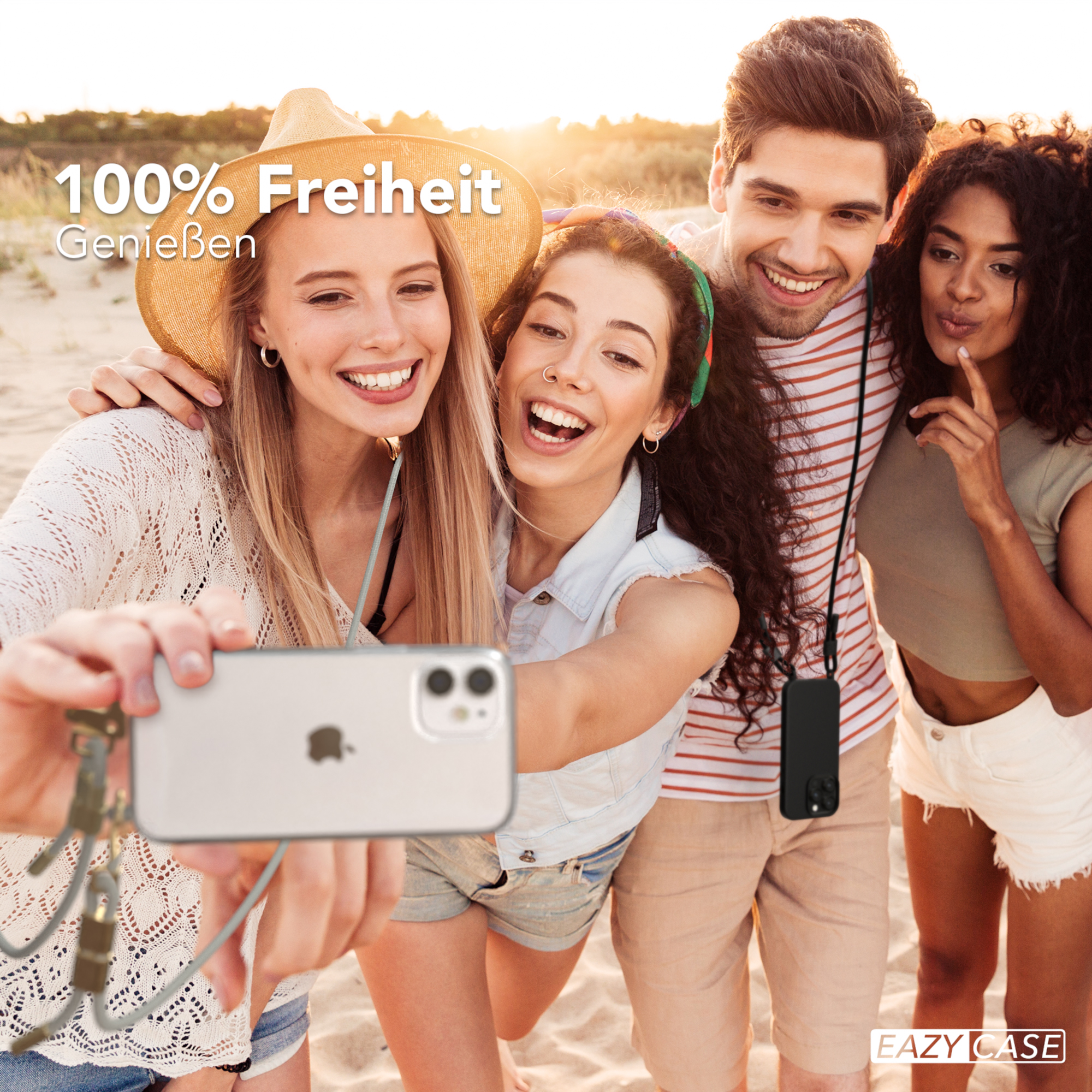 Vierköpfige Gruppe macht ein Selfie am Strand, mit Handyhülle.