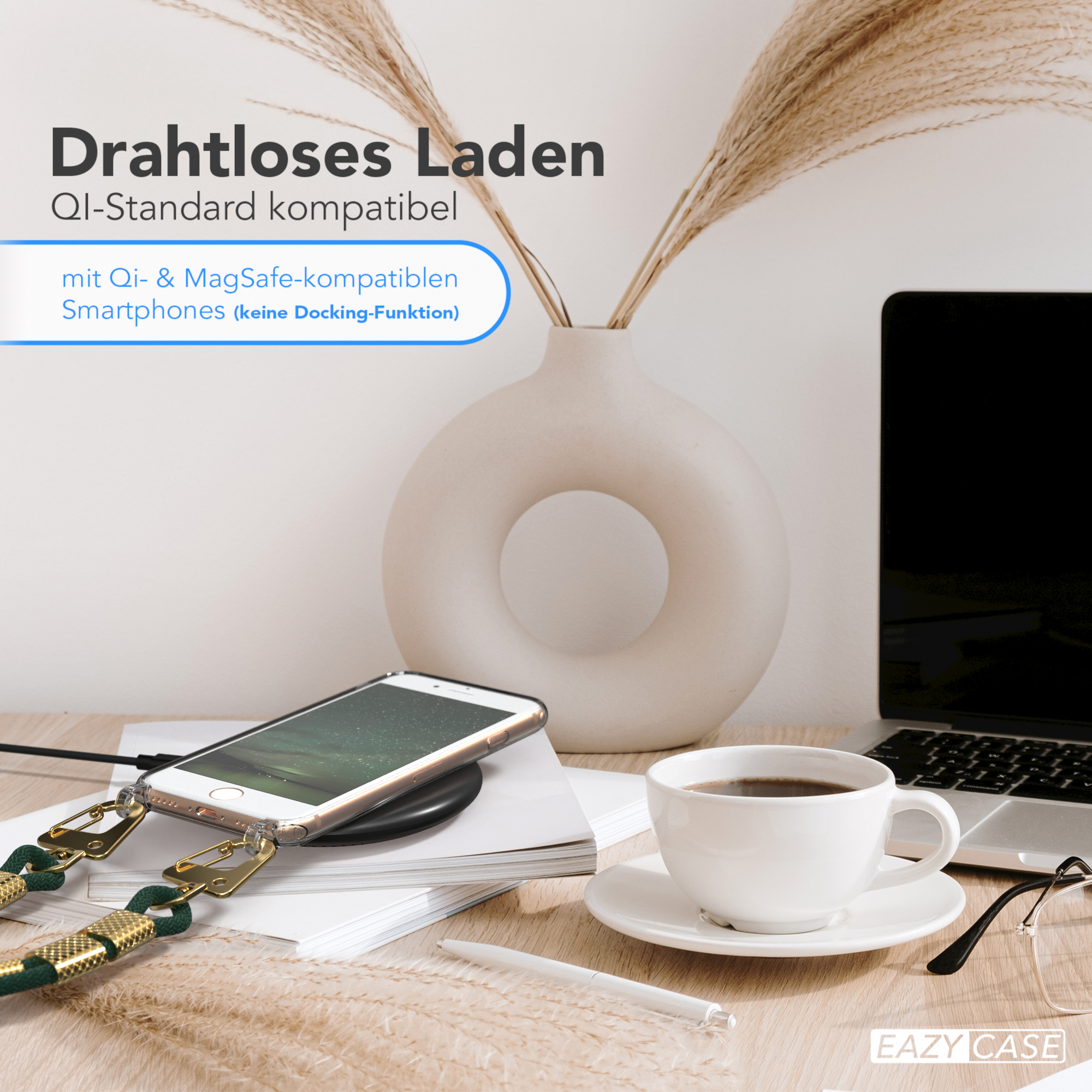 Telefon wird auf einem Pad geladen, mit einer Kaffeetasse und Gläsern. Beige- und weißer Hintergrund.
