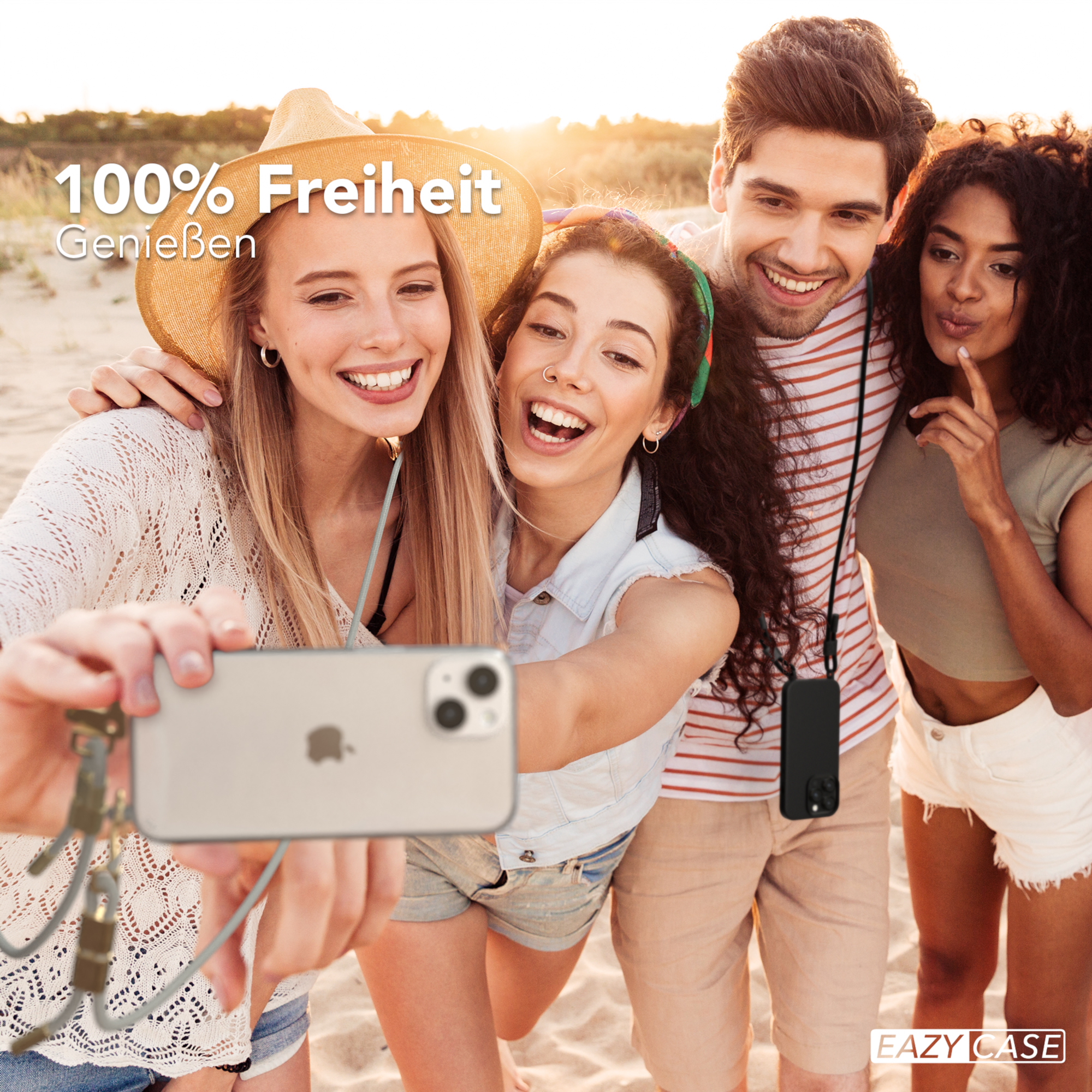 Vier Personen, darunter eine Frau mit Hut, lächeln, während sie ein Selfie mit einem Telefon machen.