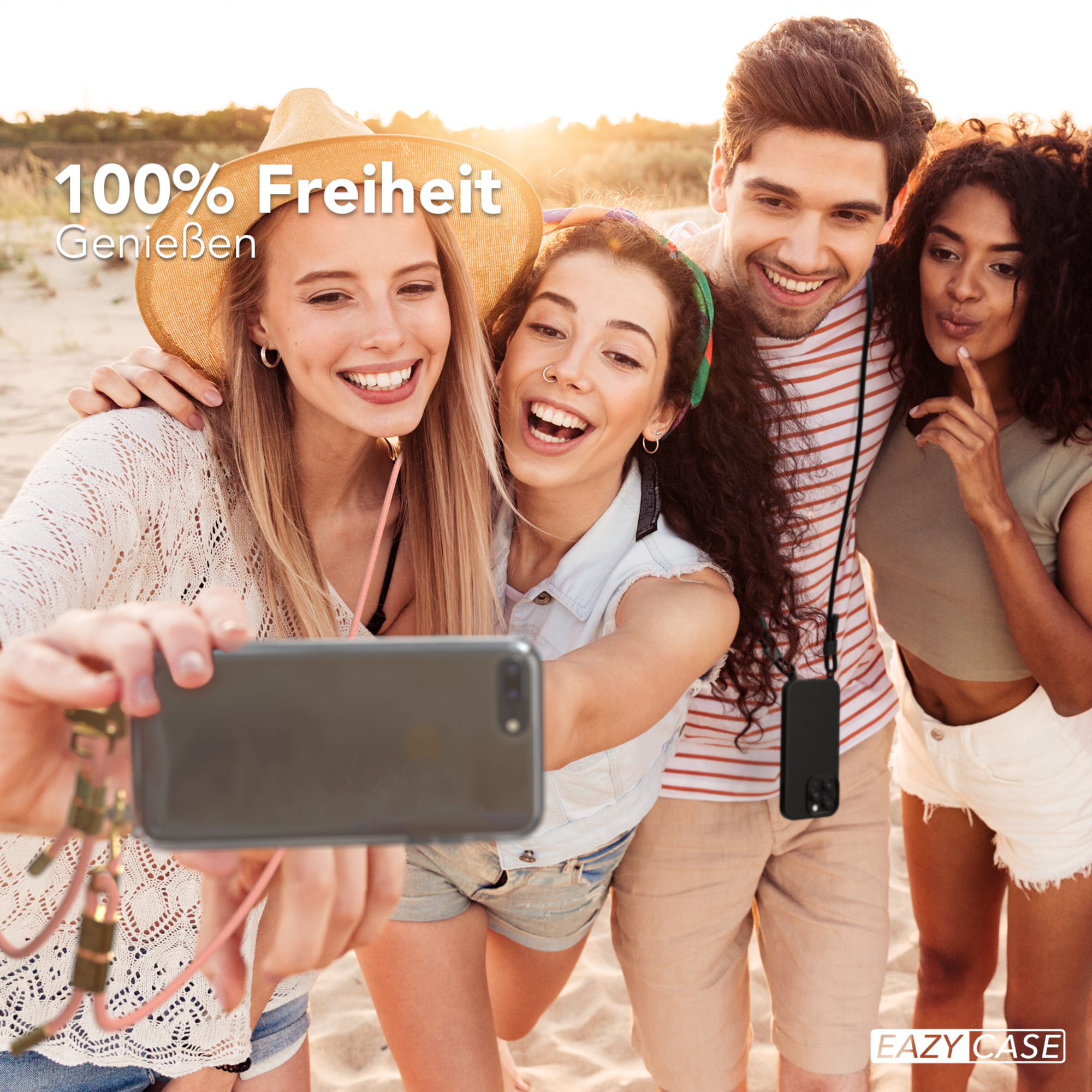 Vier Personen machen ein Selfie am Strand mit einem schwarzen Telefon in einer durchsichtigen Hülle. Text: 100% Freiheit.