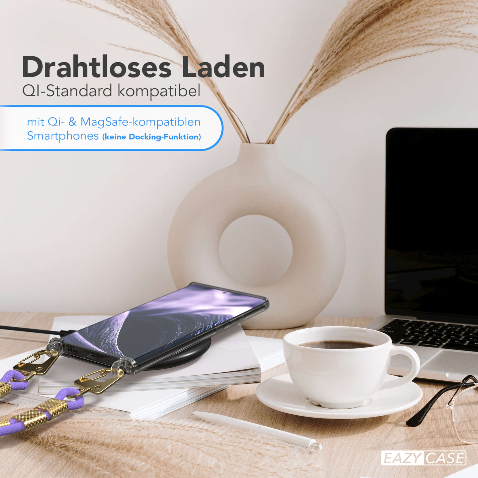 Telefon auf kabellosem Ladegerät mit Kaffeetasse und Laptop auf dem Schreibtisch.