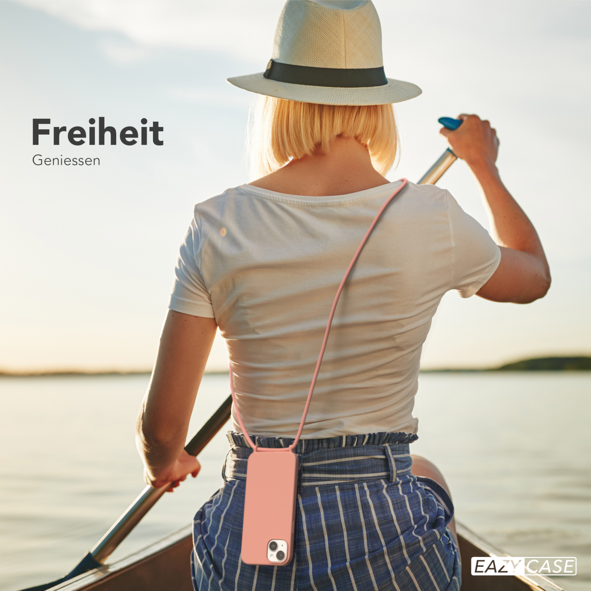 Eine Frau in einem Boot, von hinten gesehen, hält Ruder und trägt eine rosa Handyhülle.