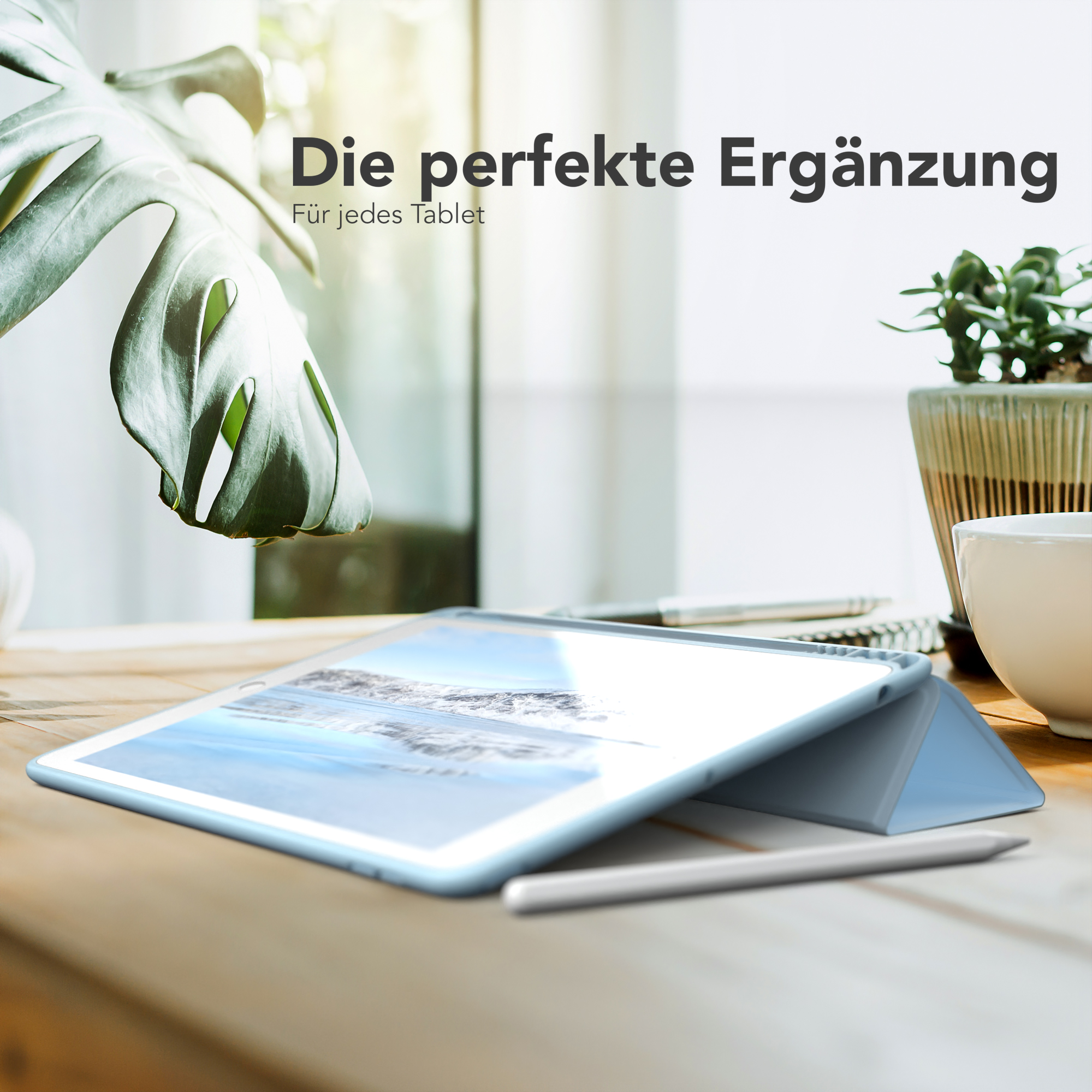 Tablet mit Stift auf Holztisch, Pflanze, Text: Die perfekte Ergänzung.