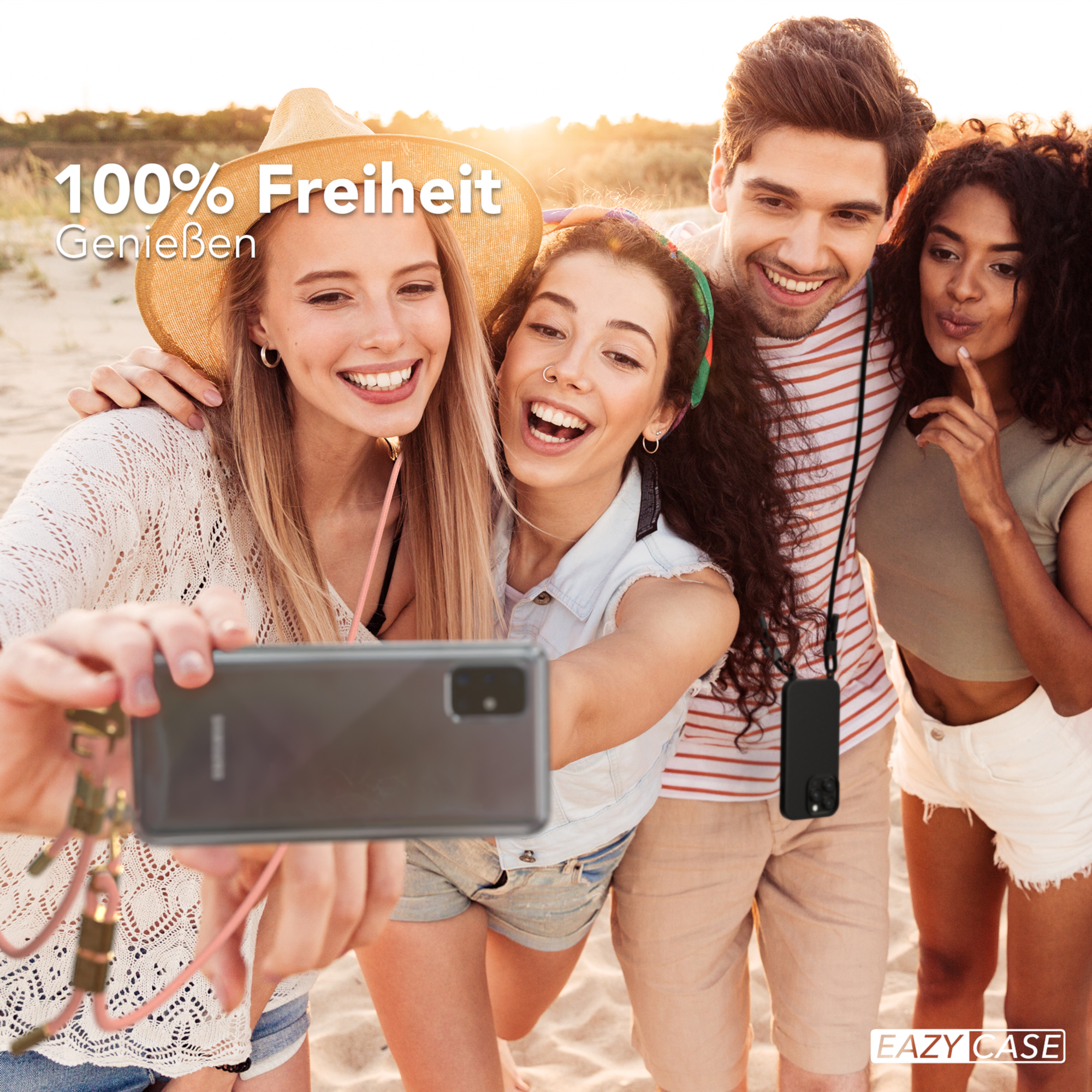 Vier Personen machen ein Selfie am Strand. Telefon mit angebrachtem Umhängeband.