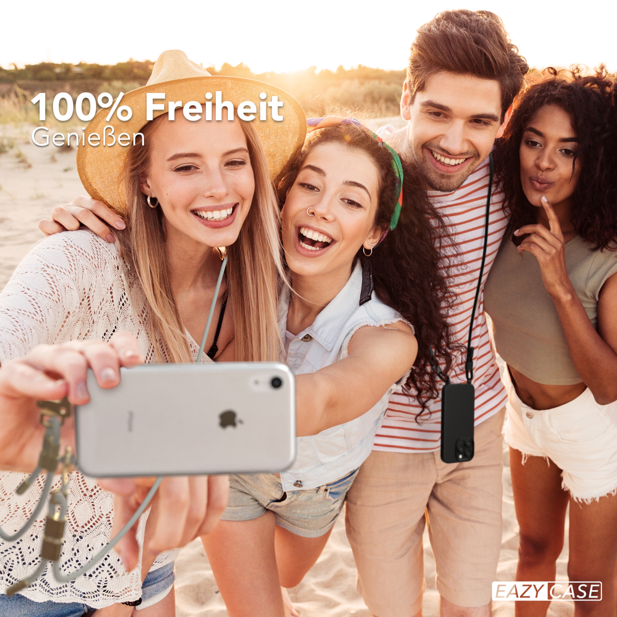 Vier Personen machen ein Selfie am Strand. Zwei lächeln. Text: 100% Freiheit.