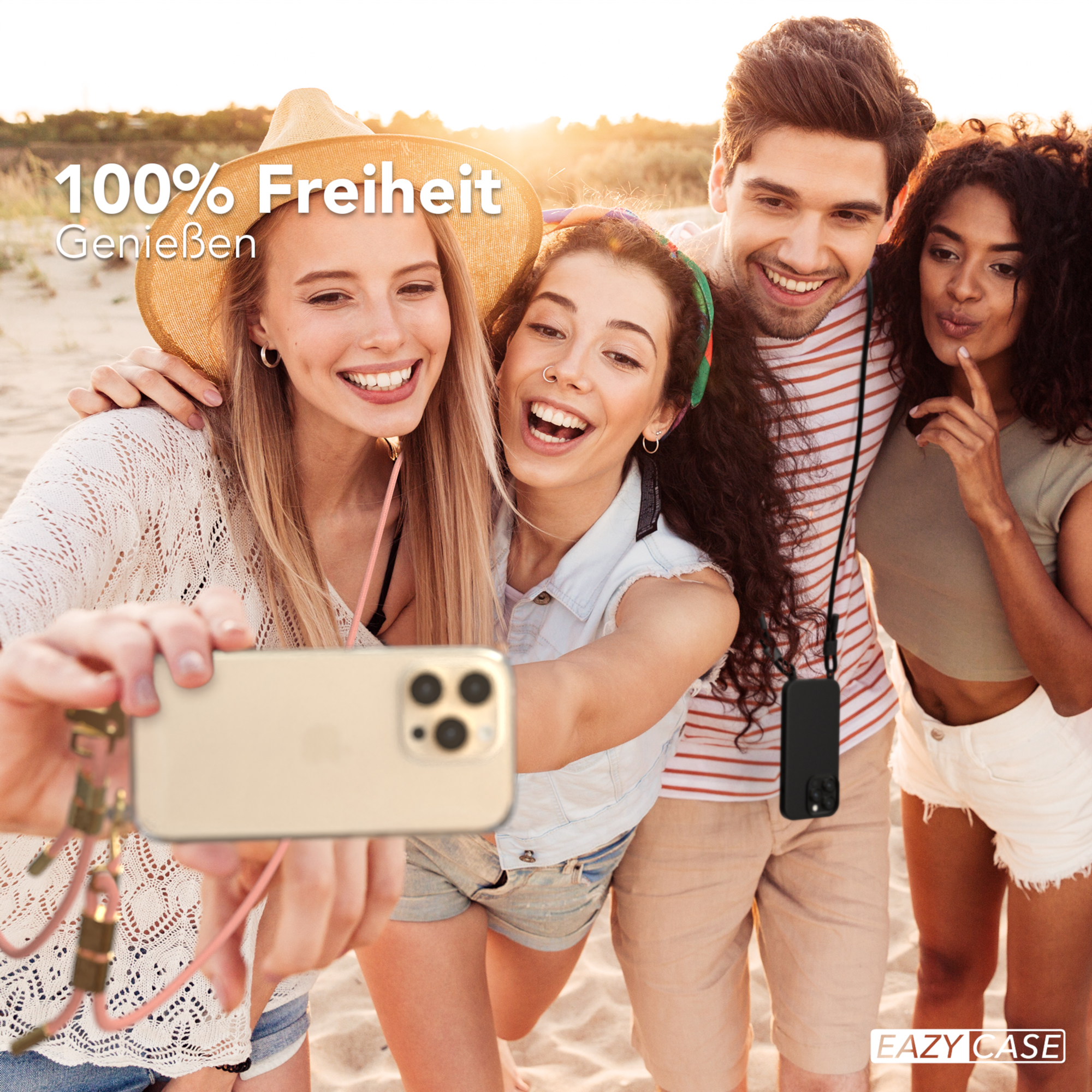 Freundesgruppe macht Selfie mit Handys mit Lanyards bei einer sonnigen Outdoor-Veranstaltung.