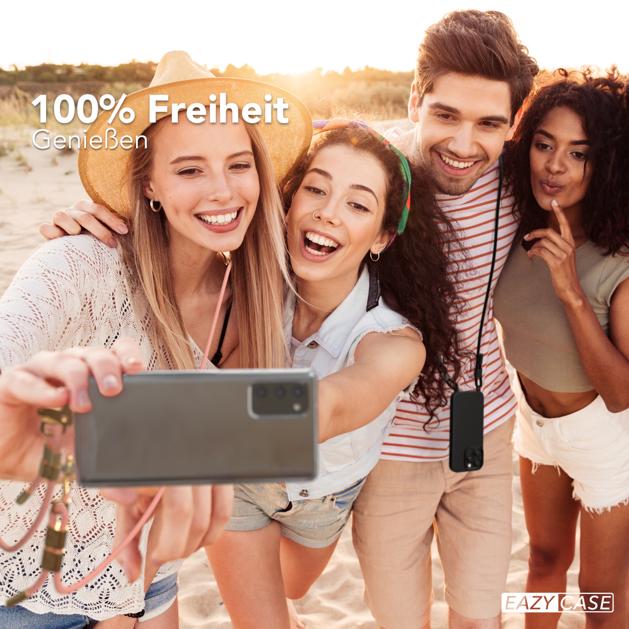Vier junge Erwachsene machen ein Selfie am Strand. Text über dem Bild sagt '100% Freiheit'.