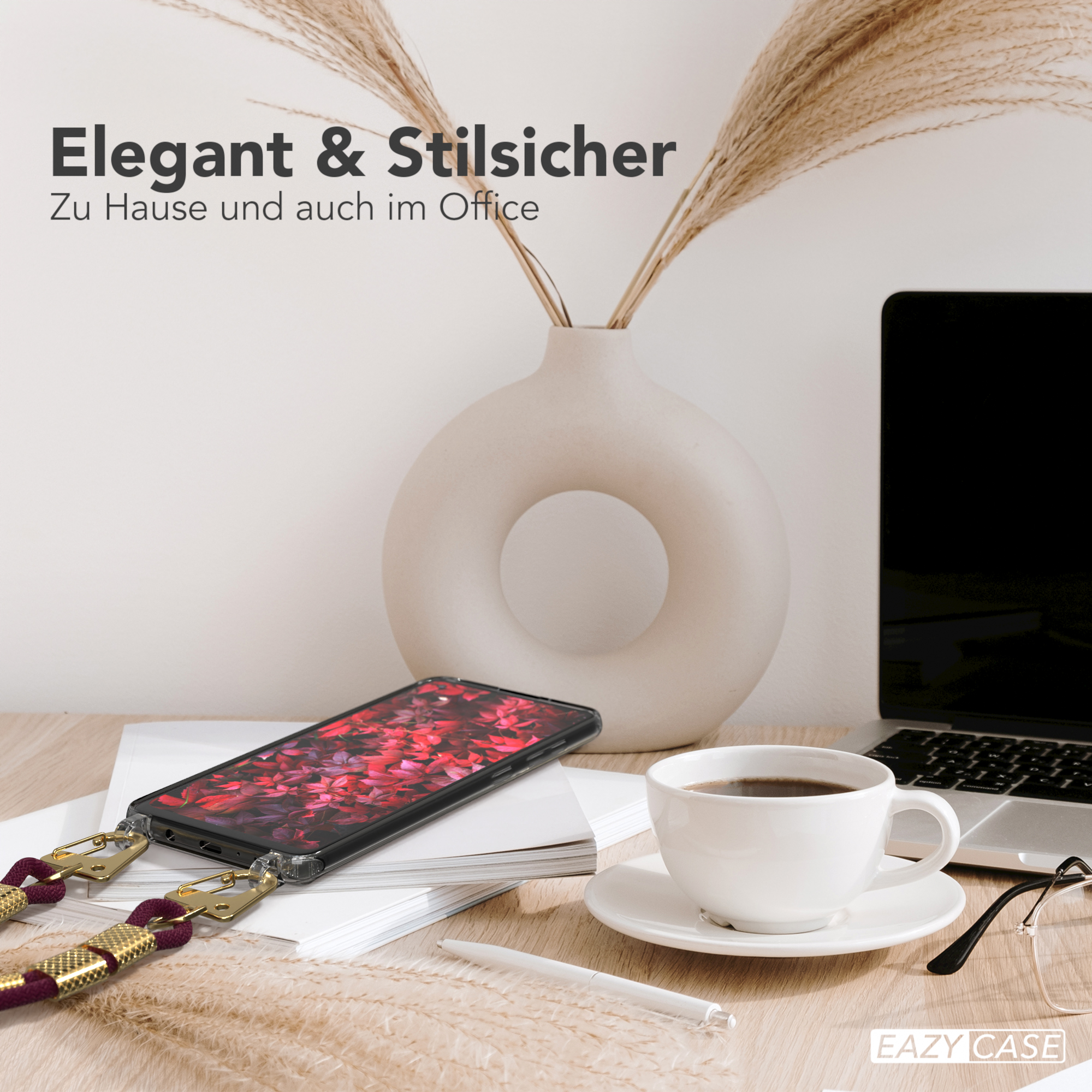 Telefon mit Lanyard auf einem Holzschreibtisch mit Kaffee und Blumen. Elegant und stilvoll.