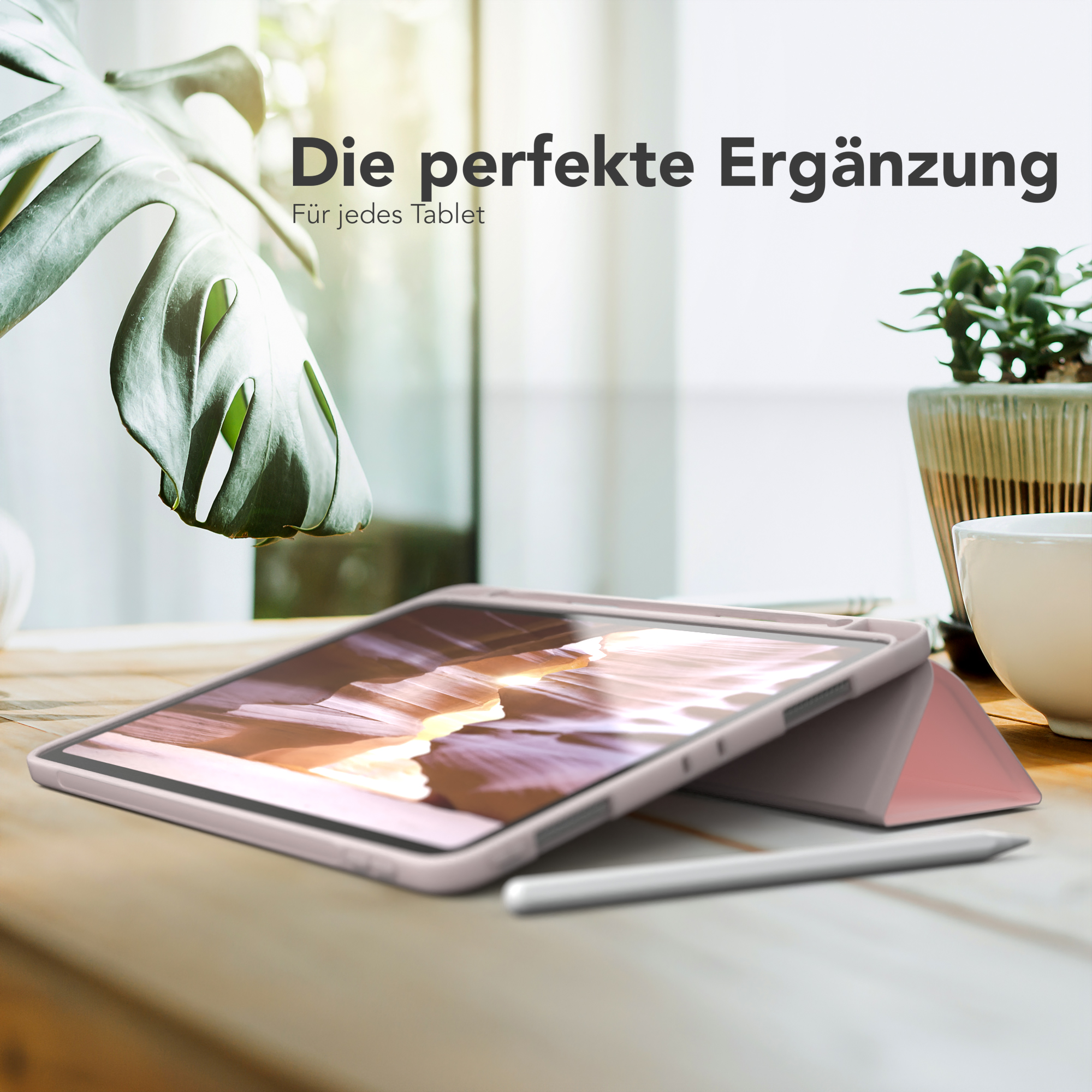 Tablet in Hülle auf Tisch mit Pflanze und Stift. Text: "Die perfekte Ergänzung".