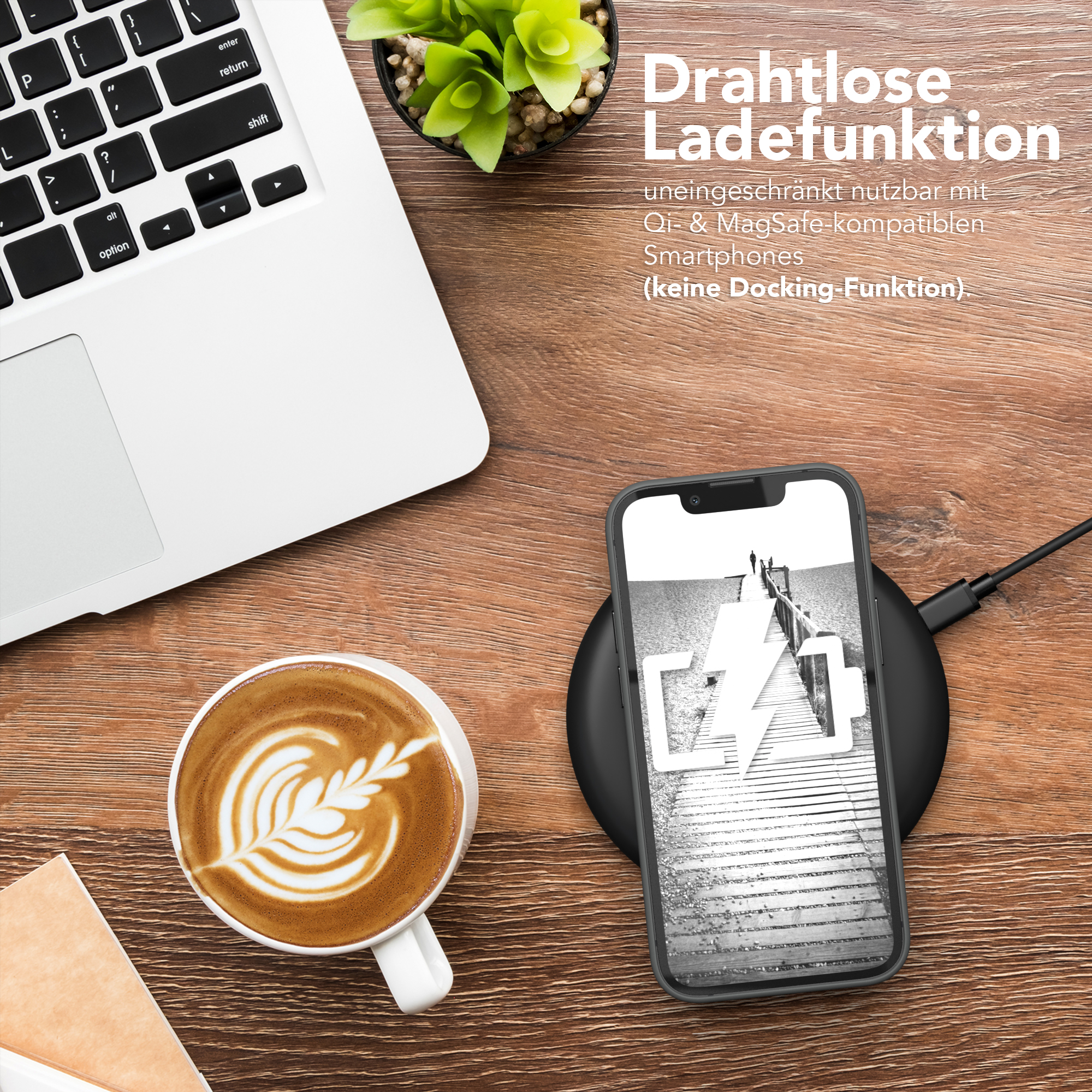 Telefon wird drahtlos auf einem Holztisch geladen. Kaffee mit Latte Art und Laptop sind auch dabei.