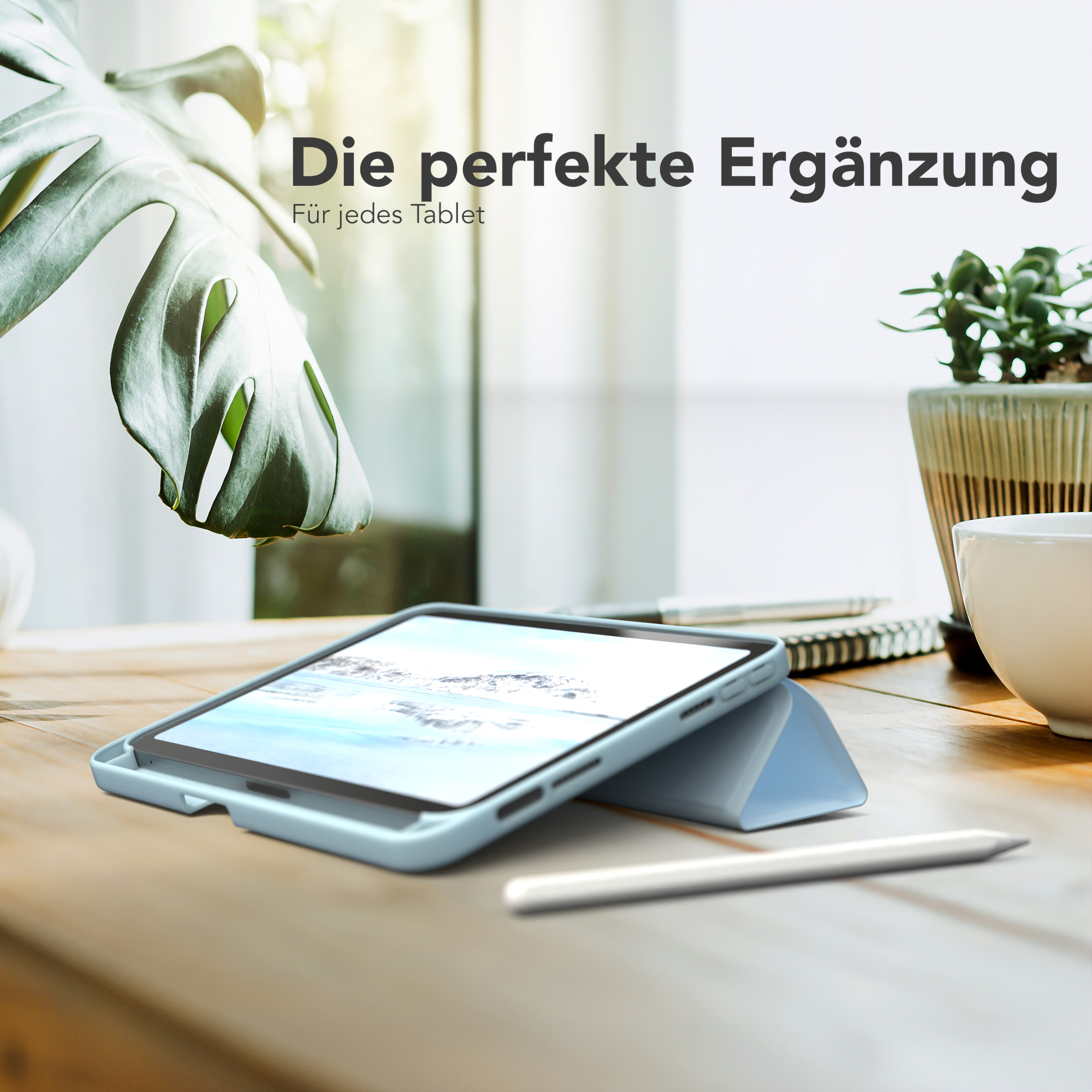 Tablet in Hülle auf Tisch mit Pflanze und Bleistift. Text auf Deutsch, perfekte Ergänzung für jedes Tablet.