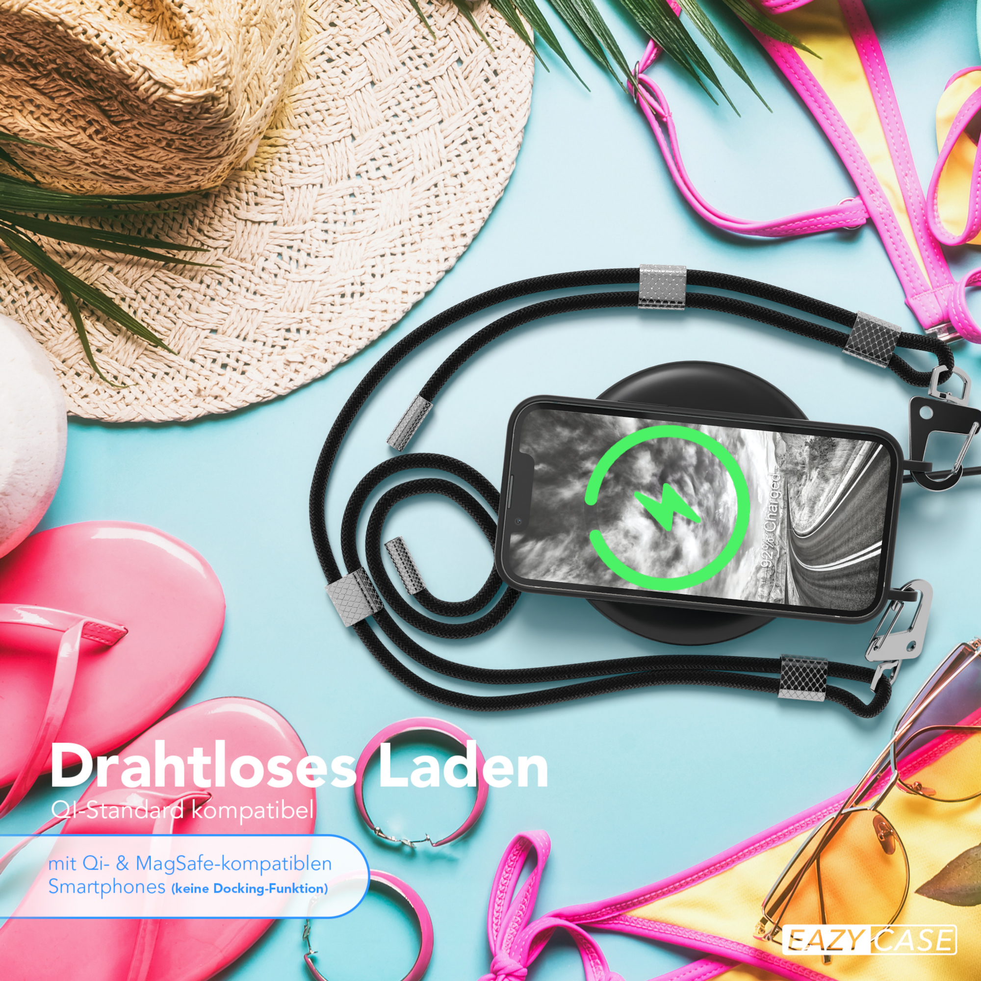 Telefon mit Ladegerät in einer Strandszene. Zubehör wie Hut, Sonnenbrille und Flip-Flops sind sichtbar.