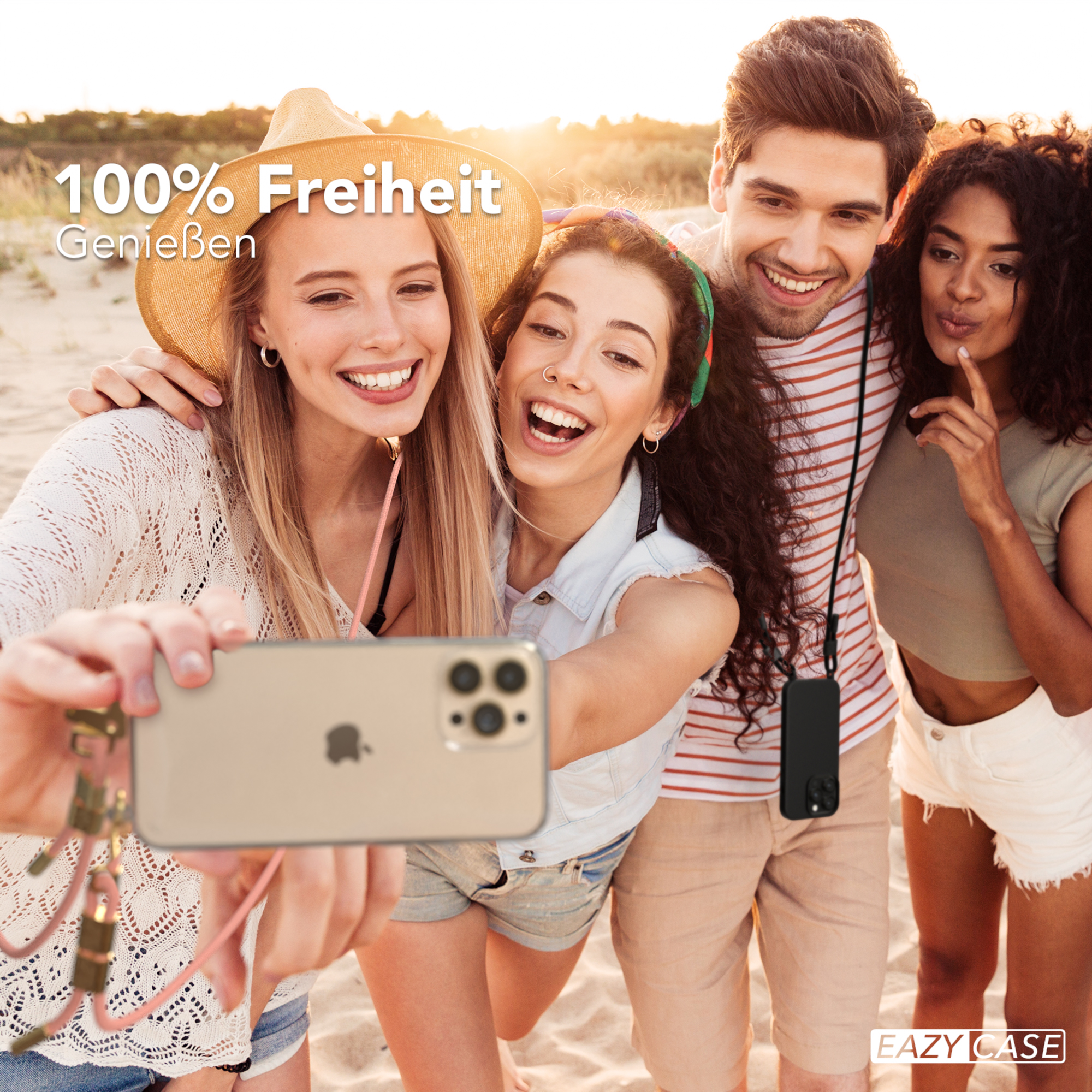 Gruppe von Leuten, die ein Selfie am Strand machen. Eine Person hat ein Telefon an einem Lanyard.