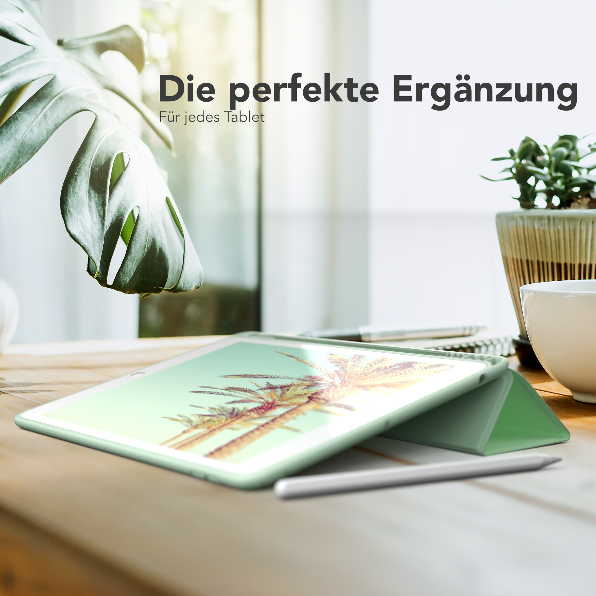 Grünes Tablet mit Hülle und Stift auf Holztisch. Text: 'Die perfekte Ergänzung'.