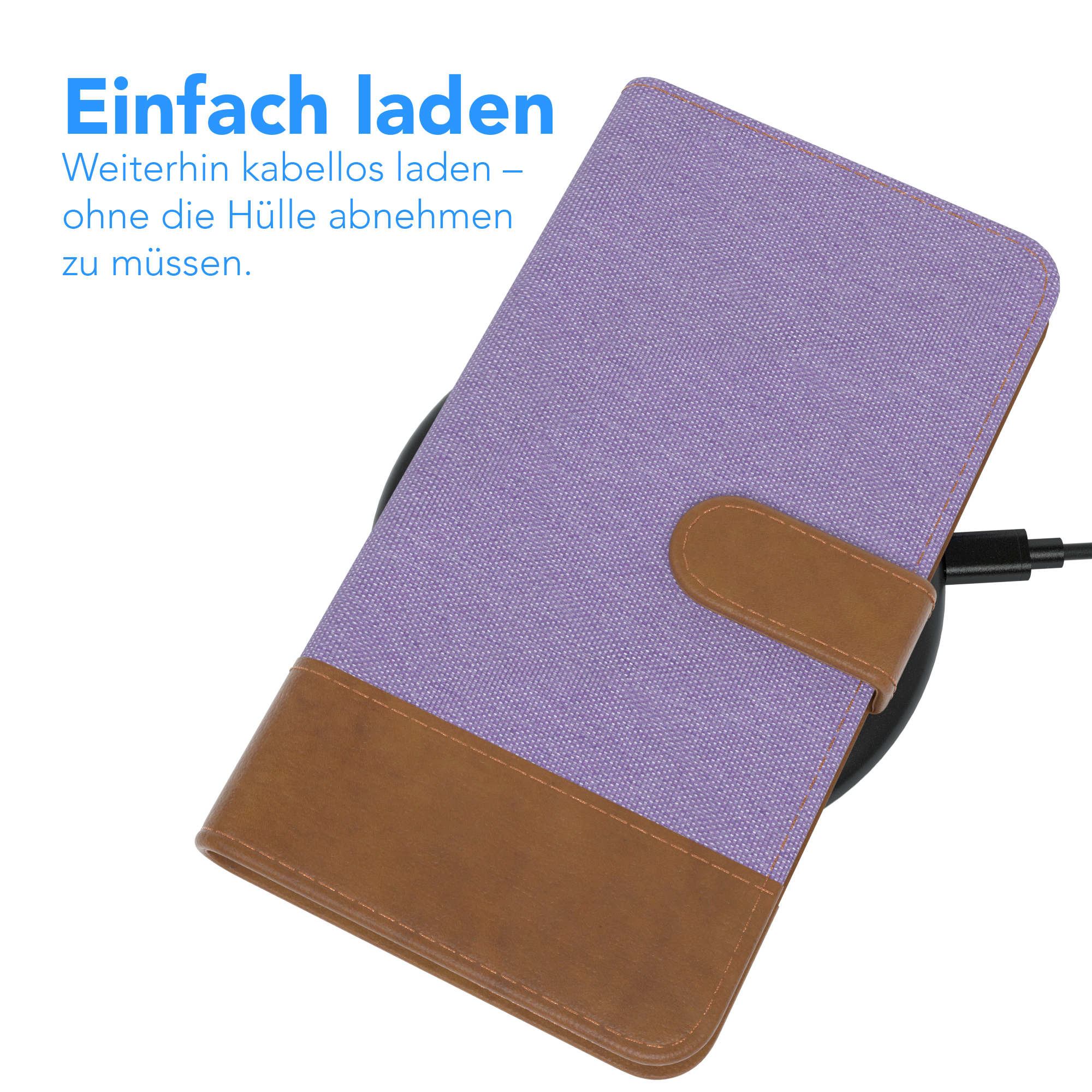 Eine lila Tablet-Hülle auf einem kabellosen Ladegerät. Braune Lederklappe auf weißem Hintergrund.
