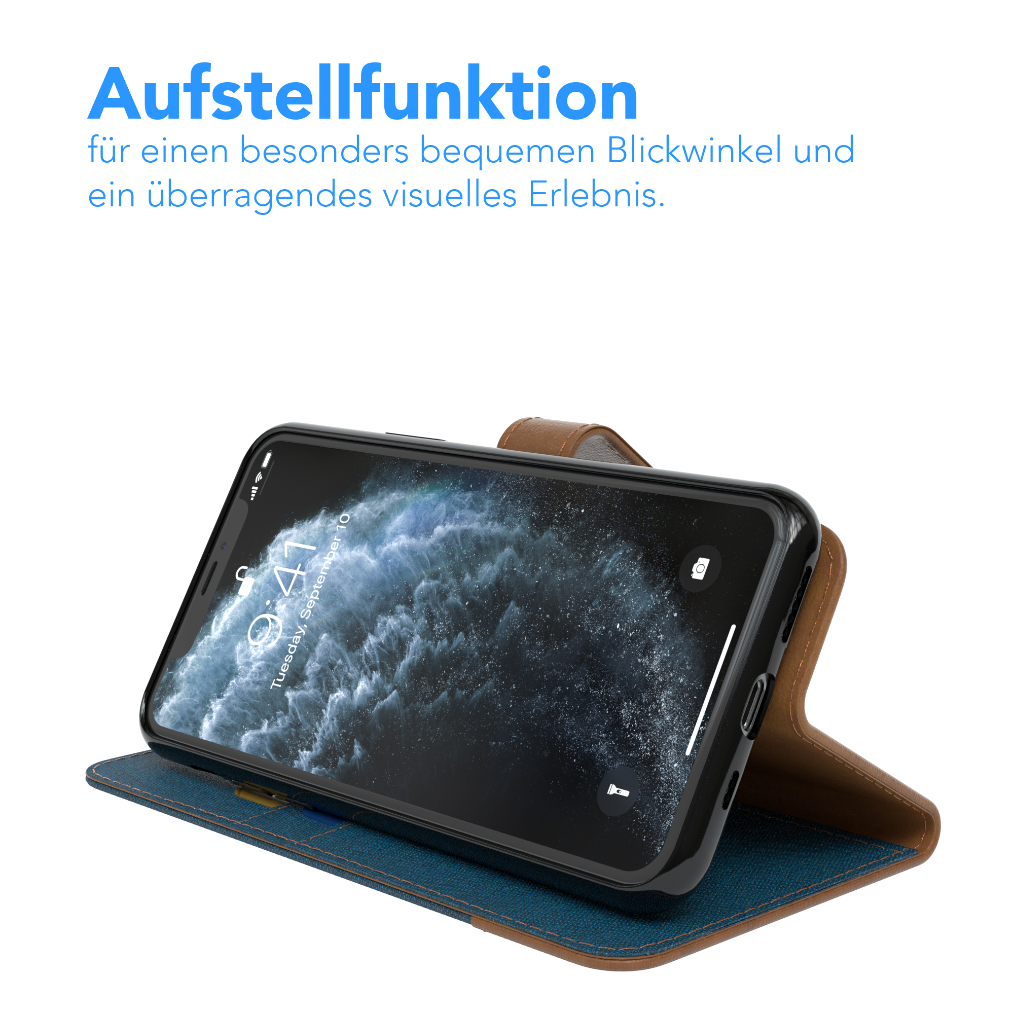 Smartphone in einer Hülle, aufgestellt, auf einer blau-braunen Oberfläche, mit weißem Hintergrund.
